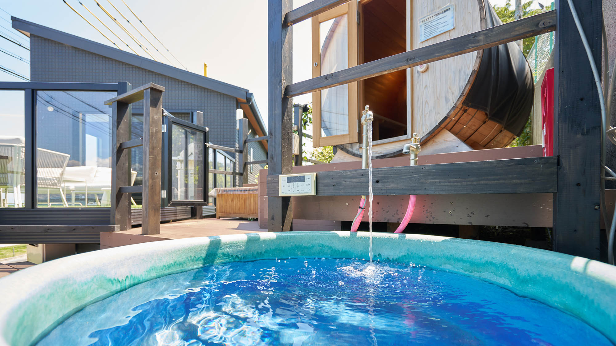 ・【Type i／サウナ】バレルサウナは樽型の形状が熱気を保持しやすく、効率的に熱を循環させます