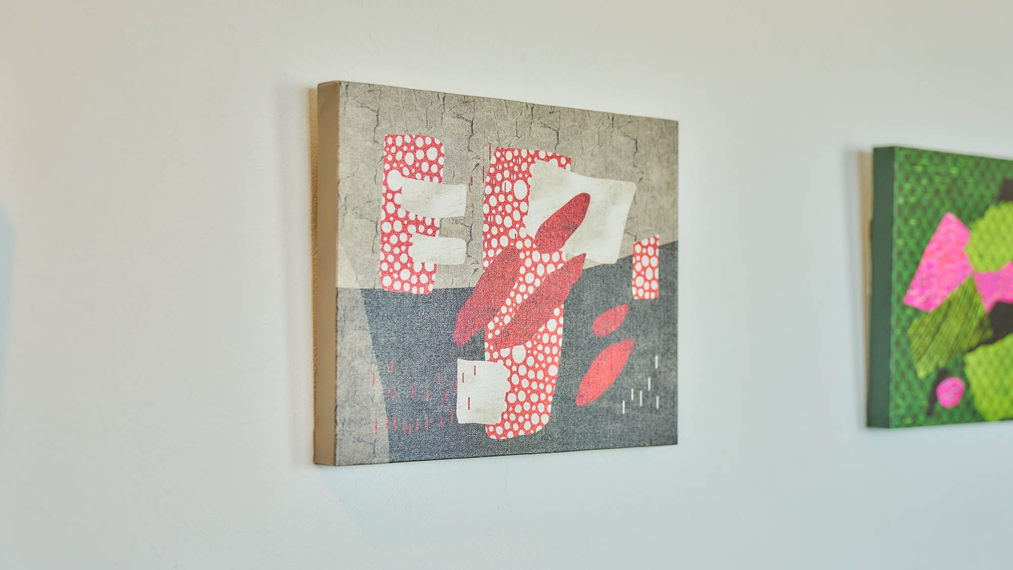 ・【Type i／インテリア】壁に飾られたちょっとしたインテリアがおしゃれな貸別荘です