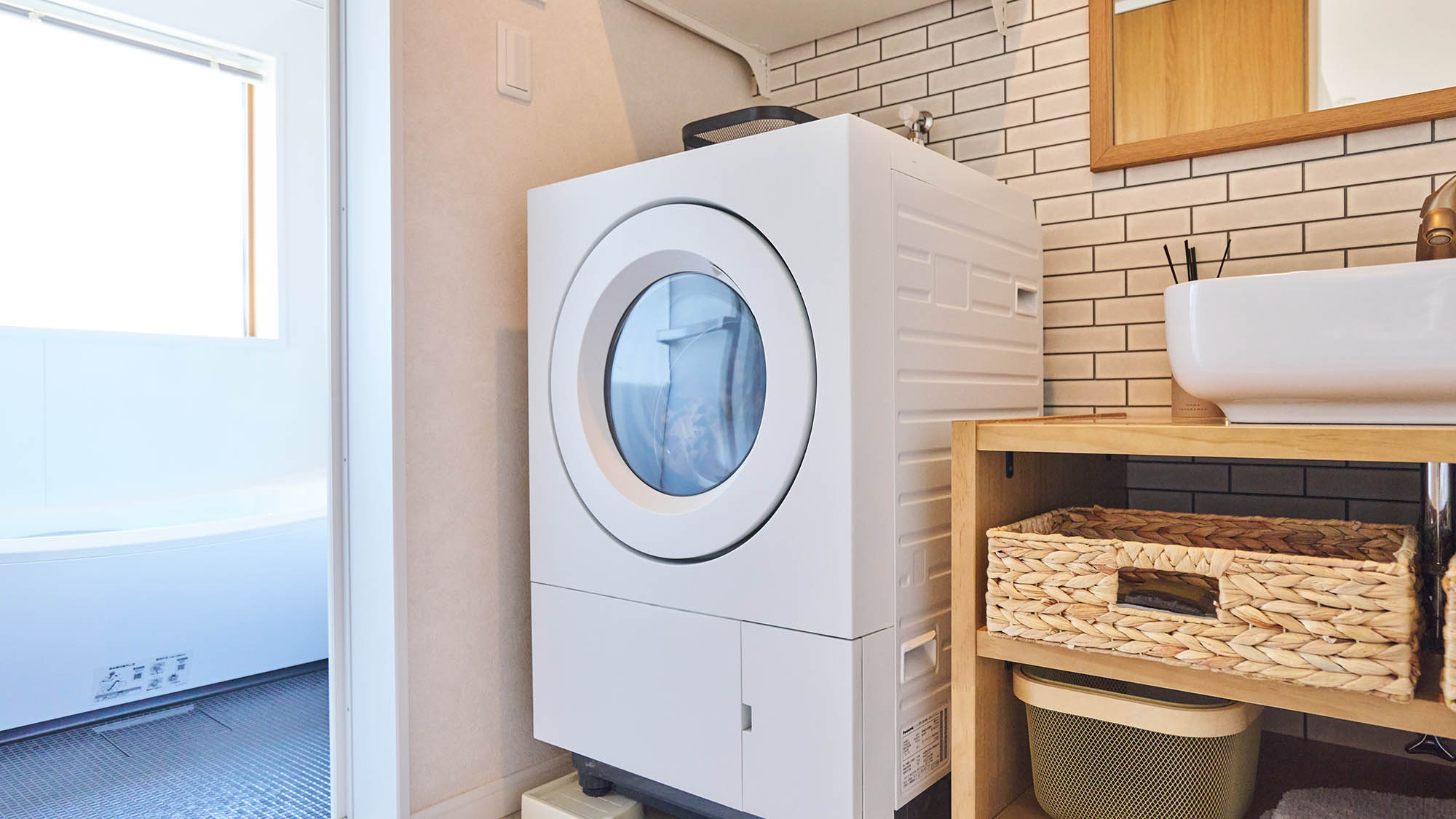 ・【Typeⅱ/洗面所】ドラム式洗濯機を完備。長期滞在時も快適にご利用いただけます