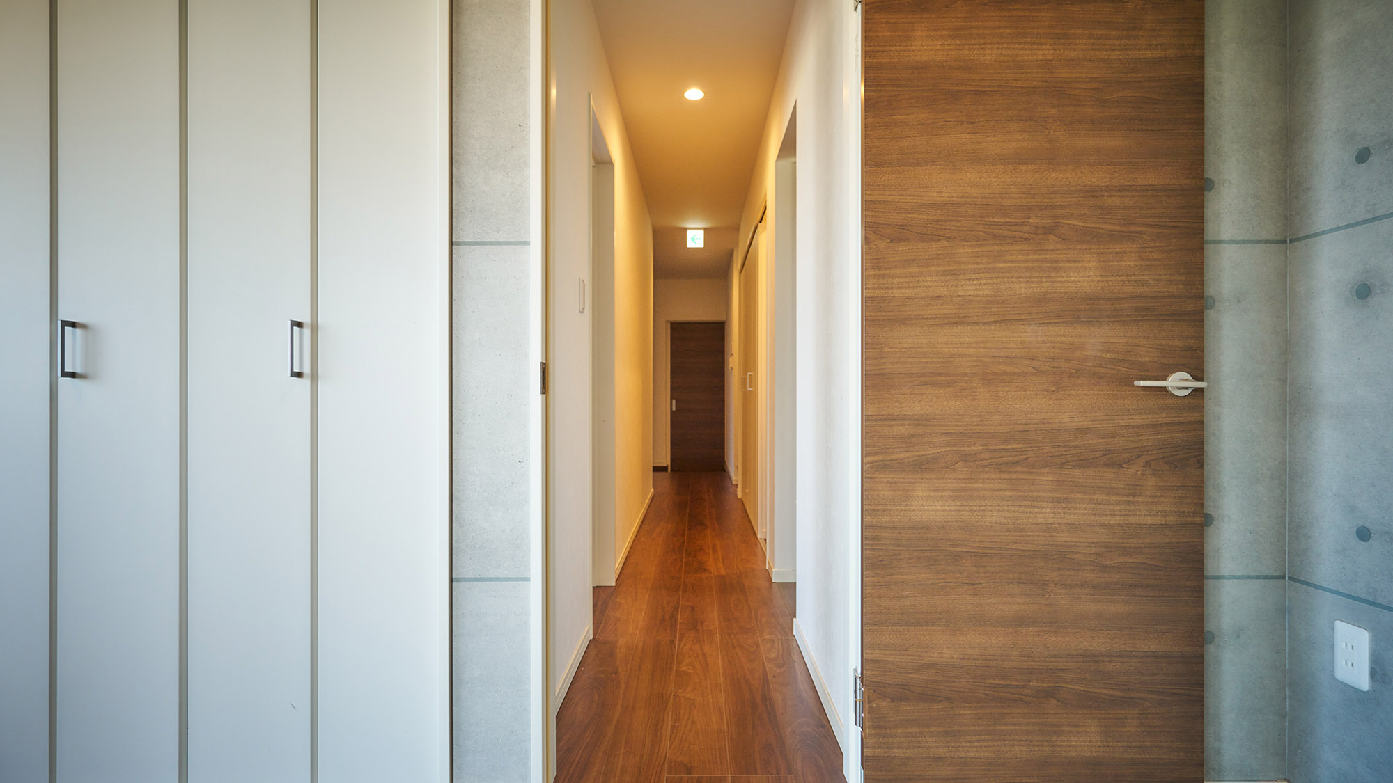 ・【Type i／室内】木の温かみと柔らかな灯りが心地よい、リラックスできるお部屋です