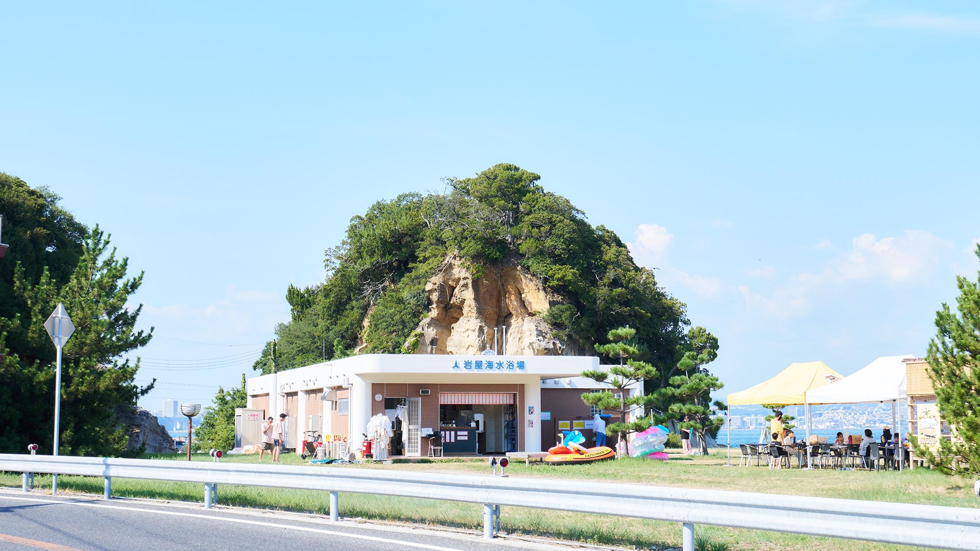 ・【周辺】車で1分ほどには岩屋海水浴場がございます。海水の透明度は高く砂浜もきれいな海水浴場です