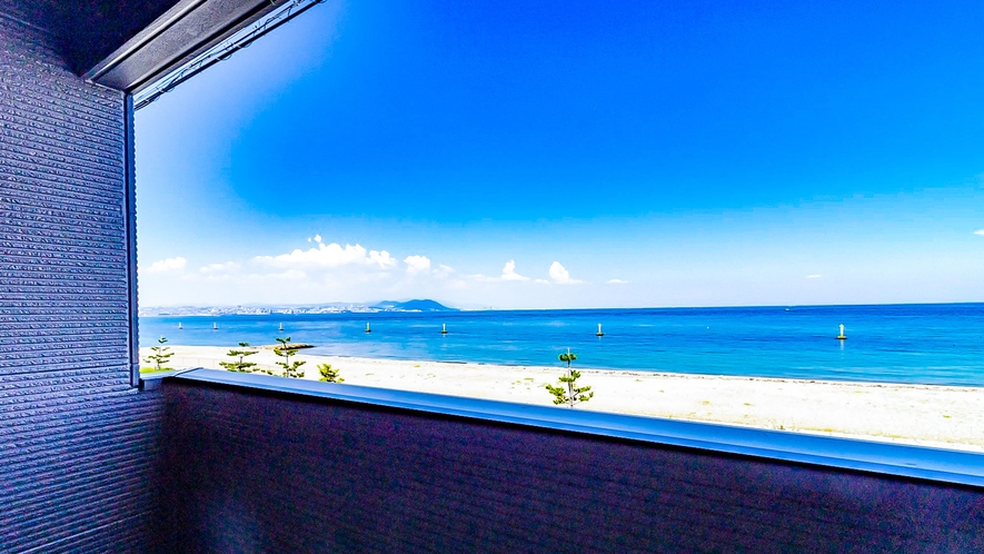 ・【バルコニー】青い海と白い砂浜、対岸には神戸市街地が見えます