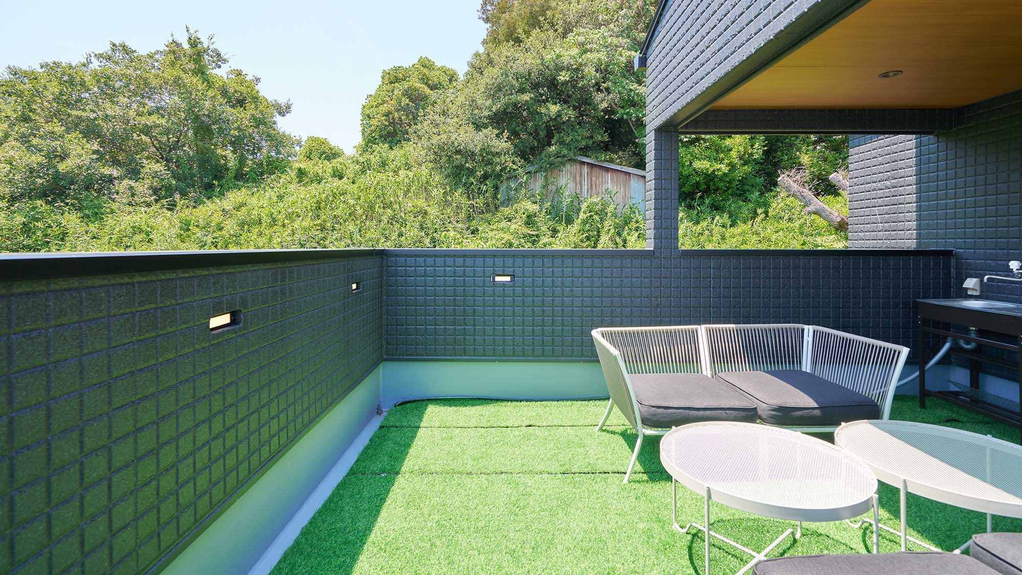 ・【Typeⅱ/テラス】テラスにはイス・テーブルも完備。のんびりとお過ごしください