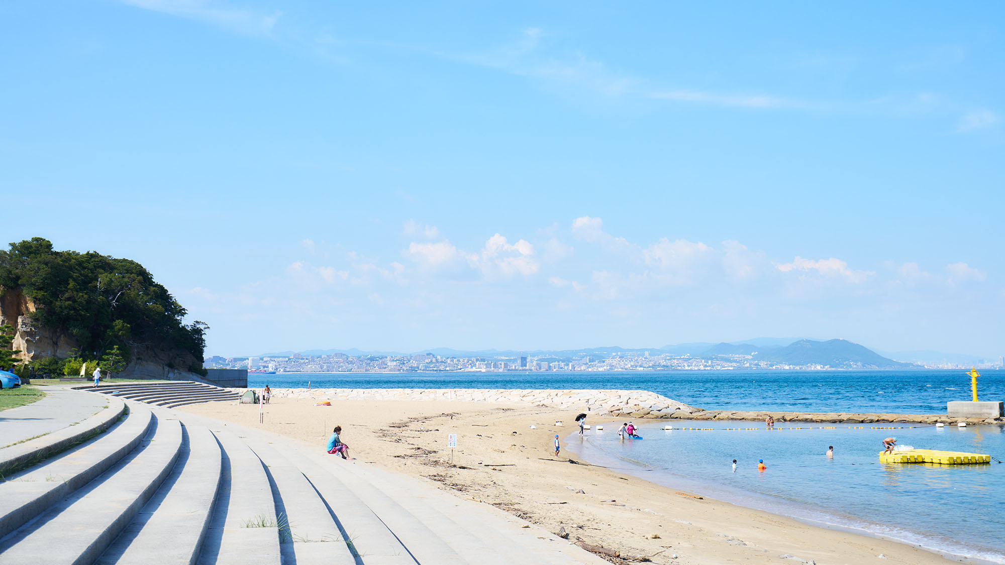 ・【周辺】当館から道路を挟んですぐの浜辺は心地よい海風が吹きリラックスできます。