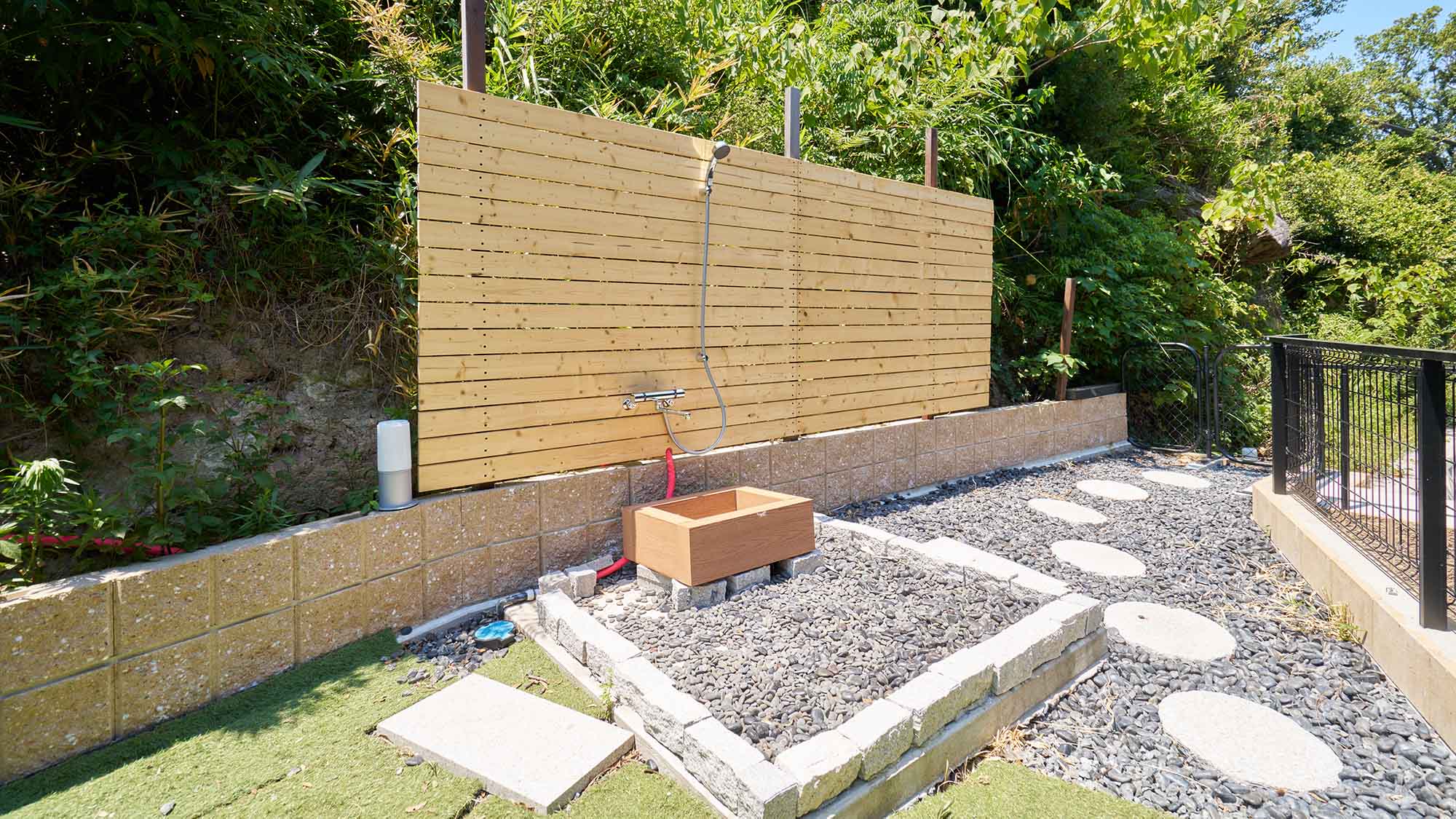 ・【Typeⅱ/庭】お庭にはシャワーがございます。散歩後のペットのシャワーはこちらで