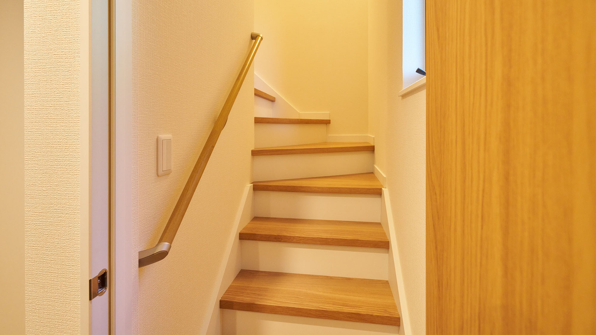 ・【Typeⅱ/階段】木目調の階段でお客様をお出迎えいたします。