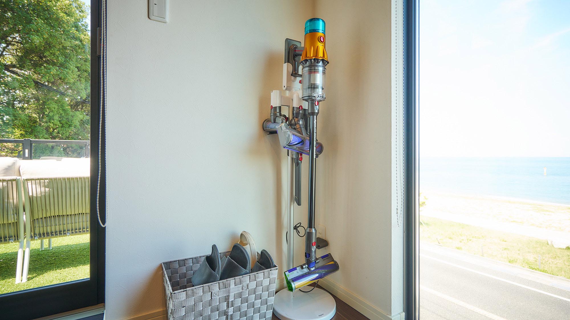 ・【Type i／設備】ダイソンの掃除機がございます。連泊の際も清潔にお過ごしいただけます