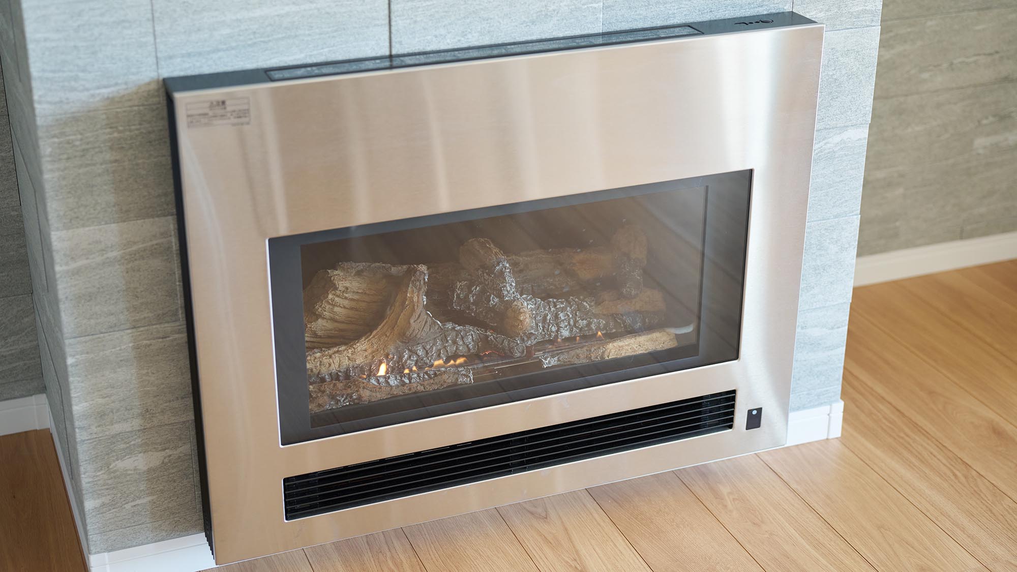 ・【Typeⅱ/設備】スタイリッシュな暖炉で寒い日でも暖かく過ごせます