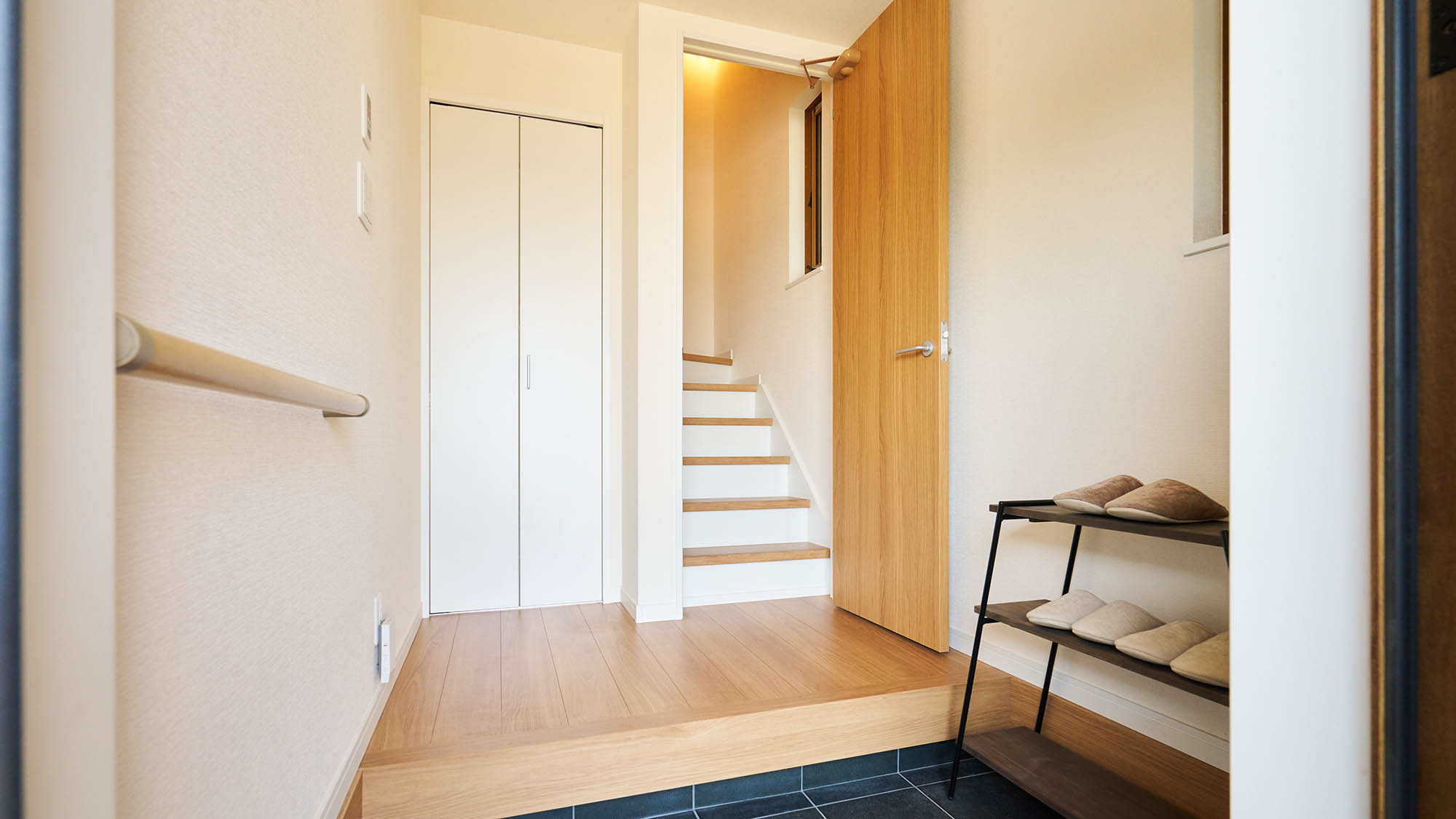 ・【Typeⅱ/エントランス】白を基調としたエントランスでお客様をお出迎えします。