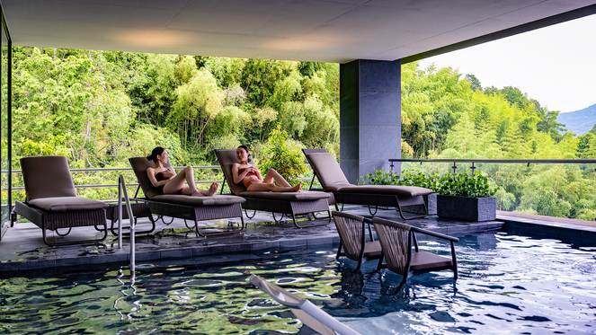 【スパうらり】湖畔を眺める「インフィニティスパ」をはじめ「屋内」「屋外」ともにスパをご用意