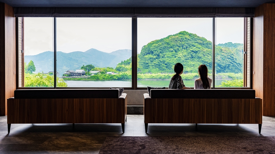 【ロビー/ラウンジ】雄大な山々の風景をすぐそばに感じ、心癒されるひとときをお過ごしください。