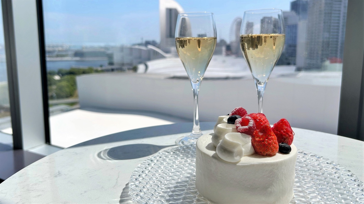 【スイート×記念日】二人だけの特別な時間を堪能！ケーキ＆グラスシャンパン＆夕朝食付（ご夕食：20時）