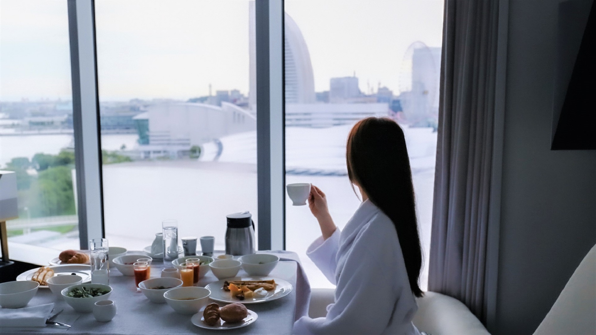 インルームダイニングの朝食風景　※イメージ