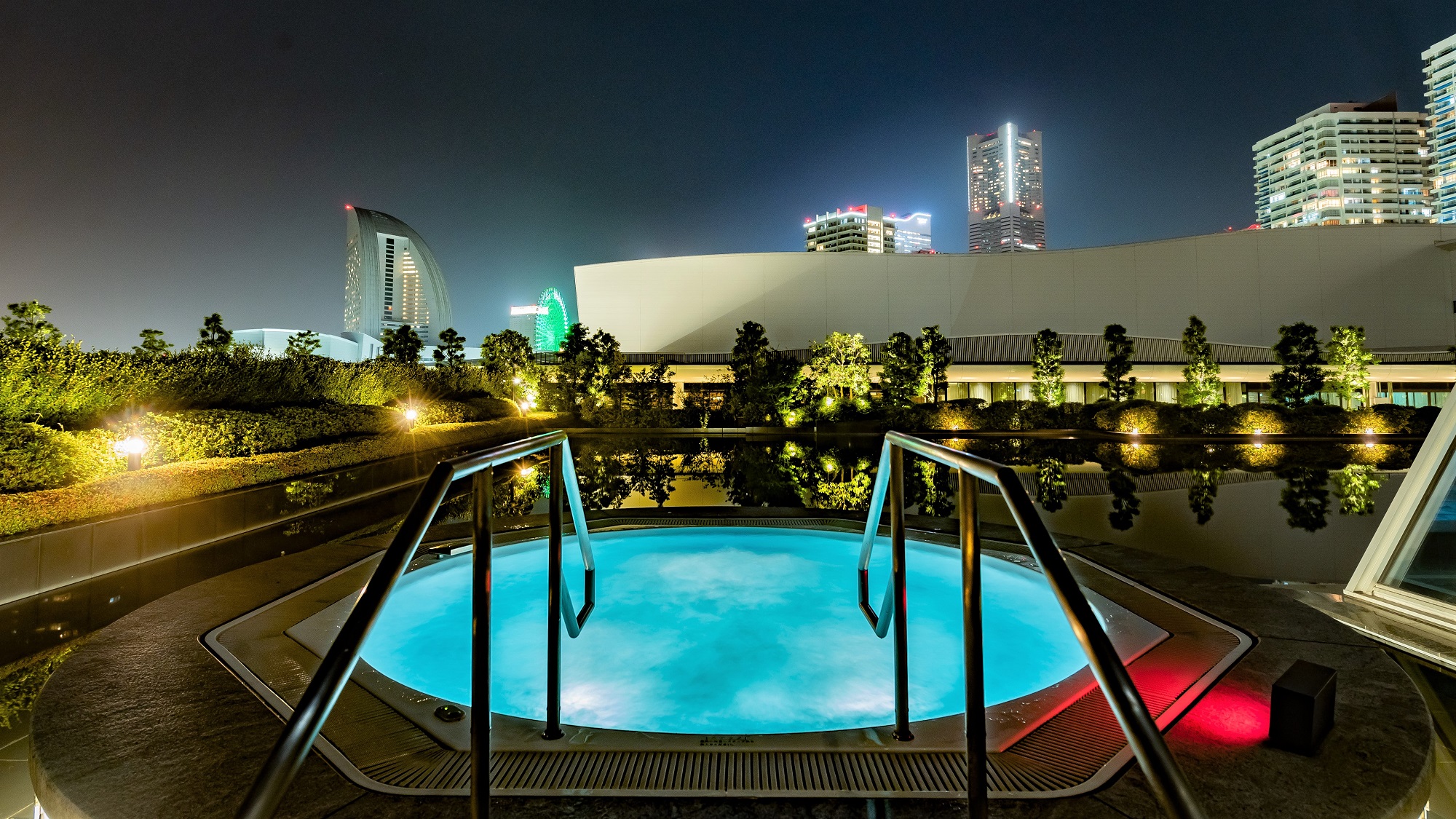 プライベートナイトプールイメージ（22:15-23:00）　※要予約 / お子様含め1組10名様まで