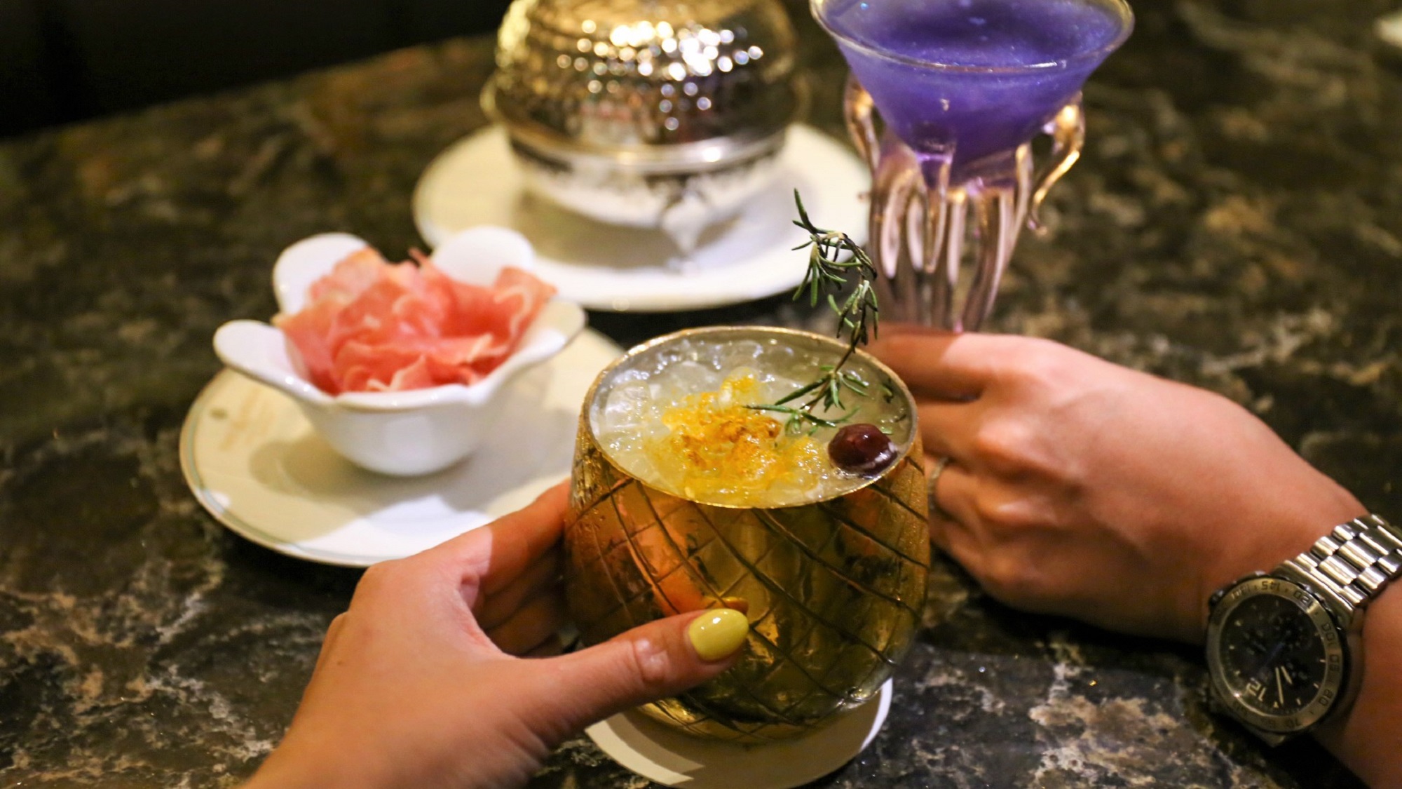 THE KAHALA LOUNGEのカクテルで乾杯　※イメージ