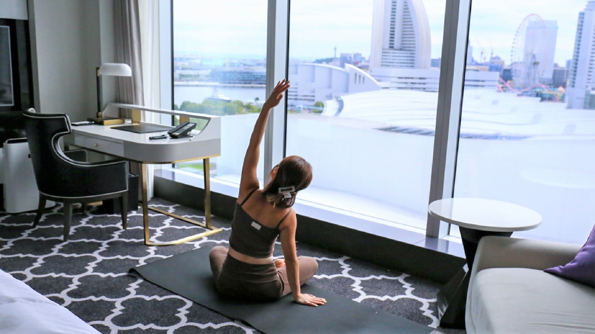 お部屋でのヨガ風景　※イメージ