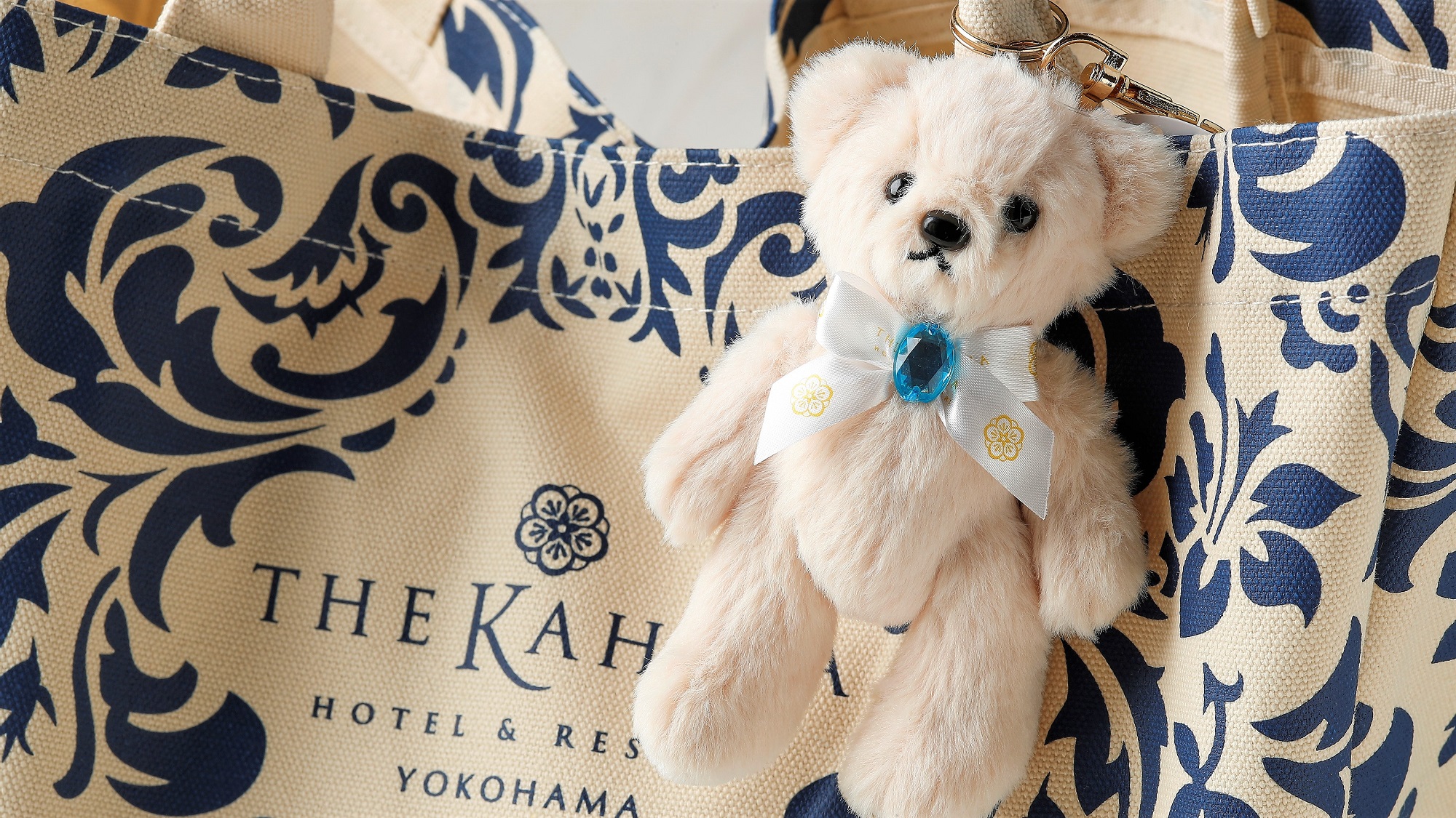 カハラベアチャームとシグネチャートートバッグ