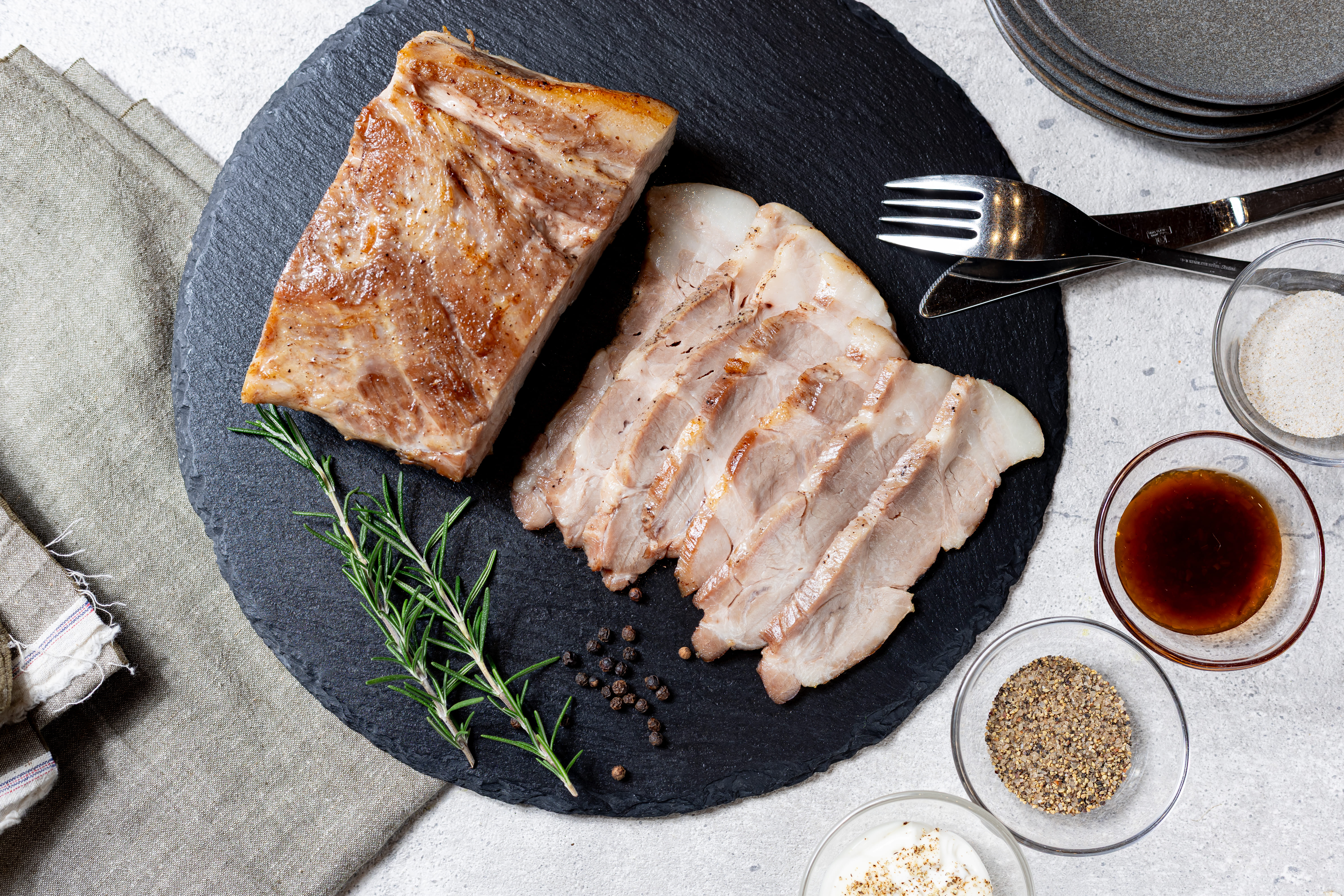 北海道産豚肩ロースの石窯焼き　燻製の香り