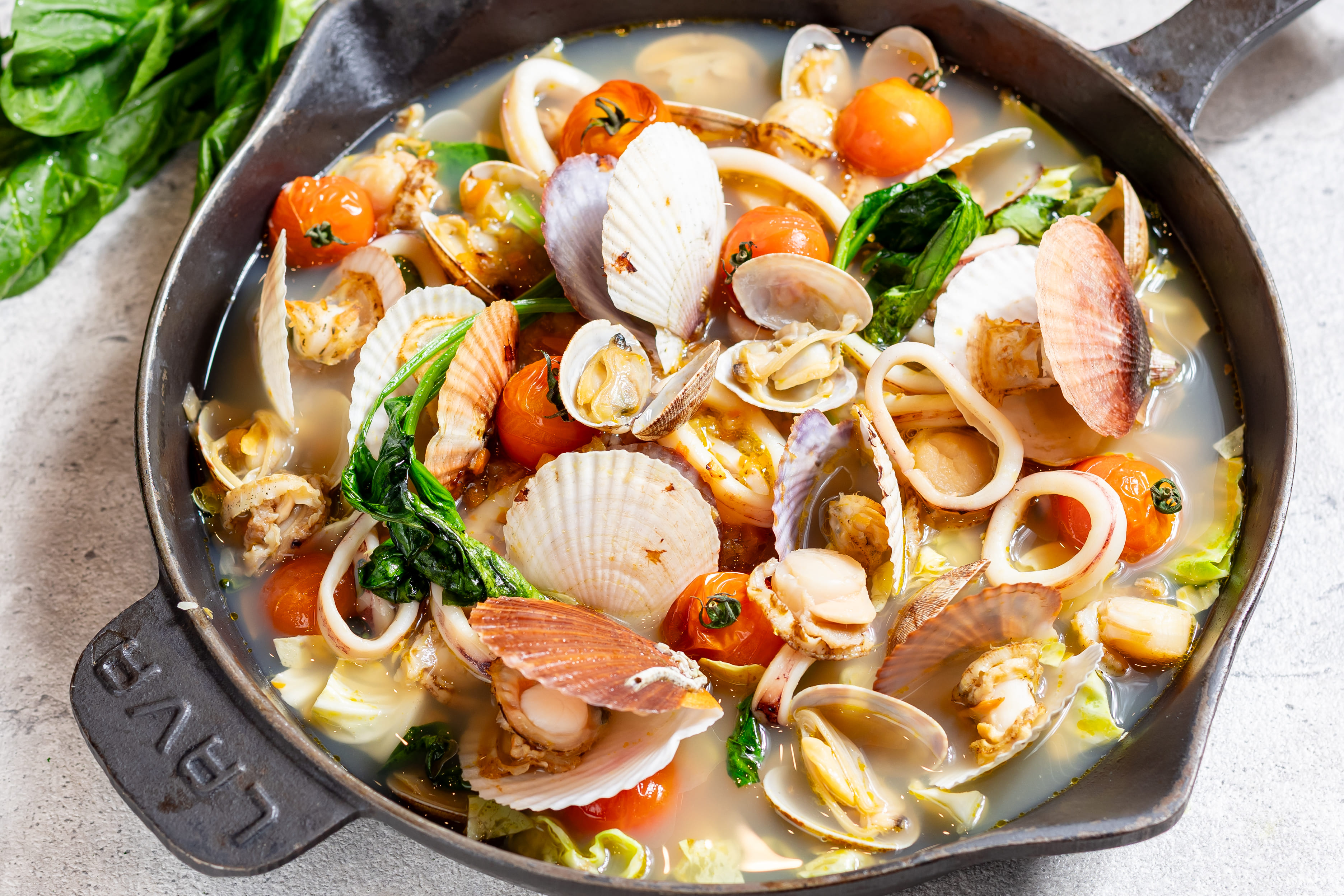 アサリや帆立の旨みが美味しいアクアパッツァ仕立て