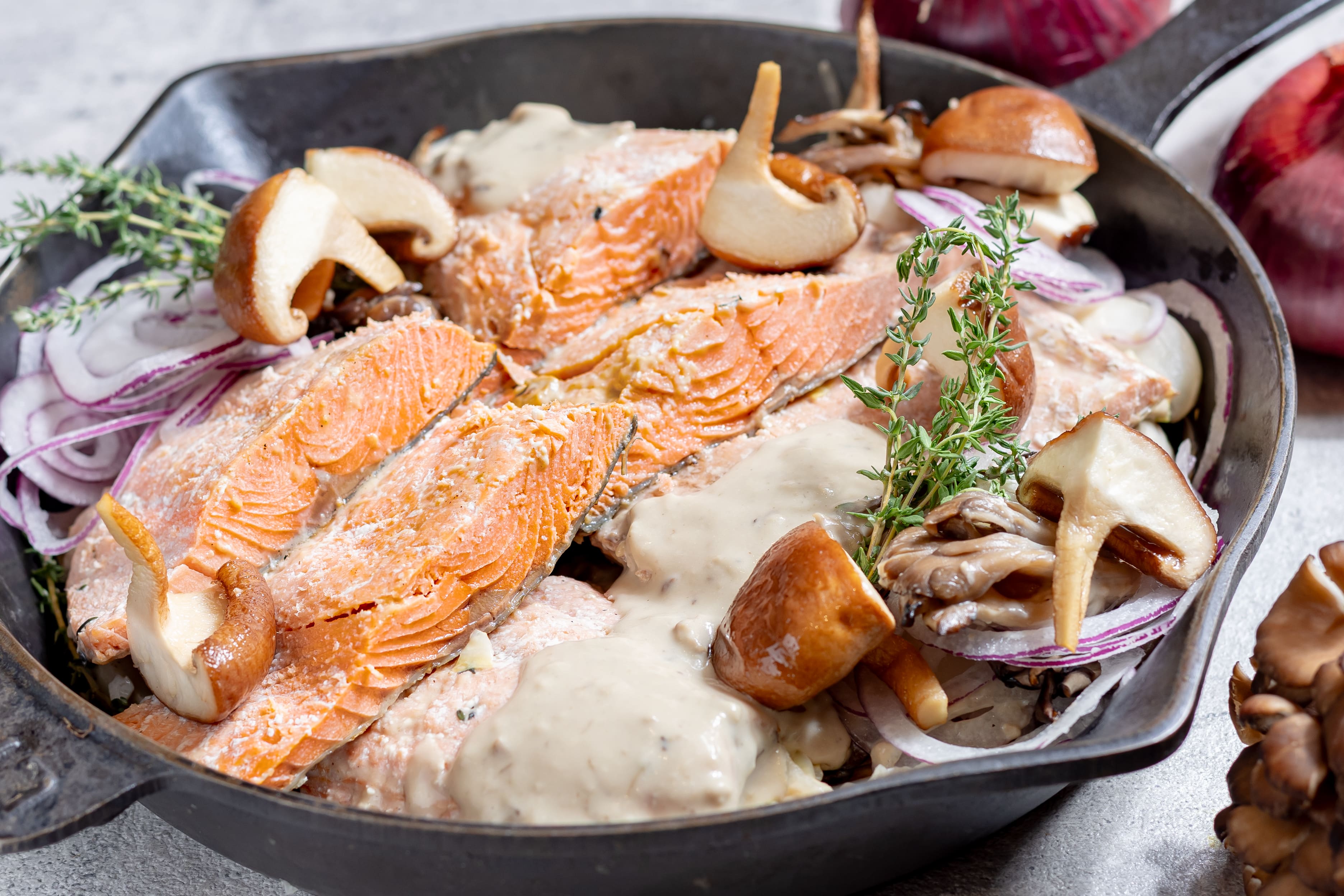 北海道秋鮭の石窯グリル　ポルチーニ香るキノコクリームソース