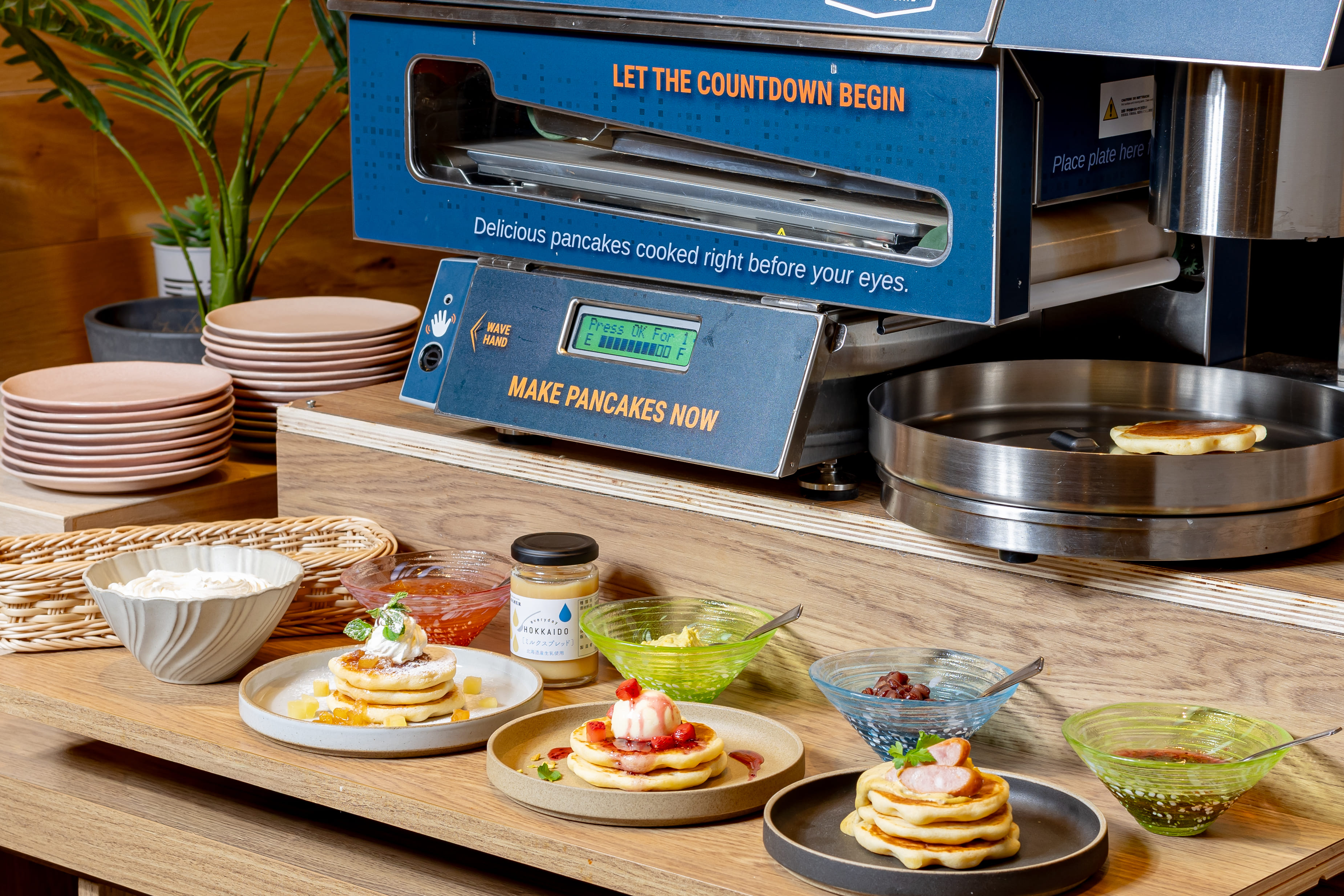 ボタンを押すだけでパンケーキが作れる全自動パンケーキ機
