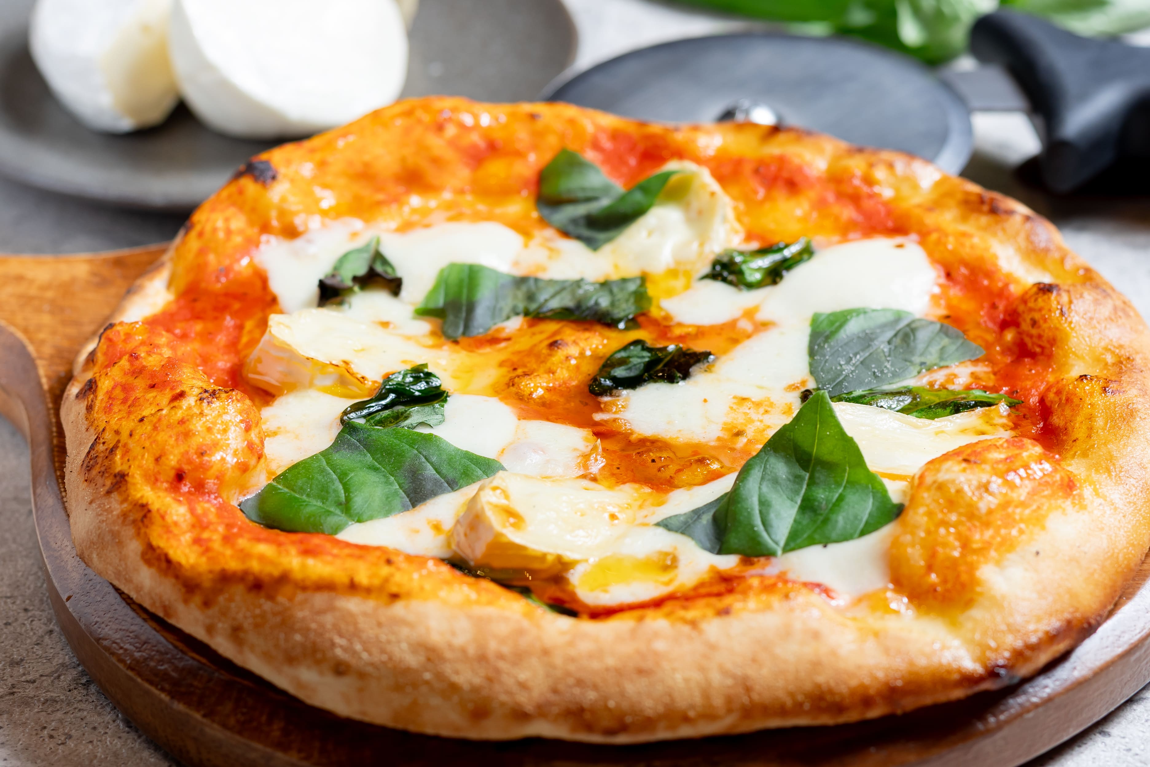 生地から作る新札幌乳業のチーズを使った特製マルゲリータ