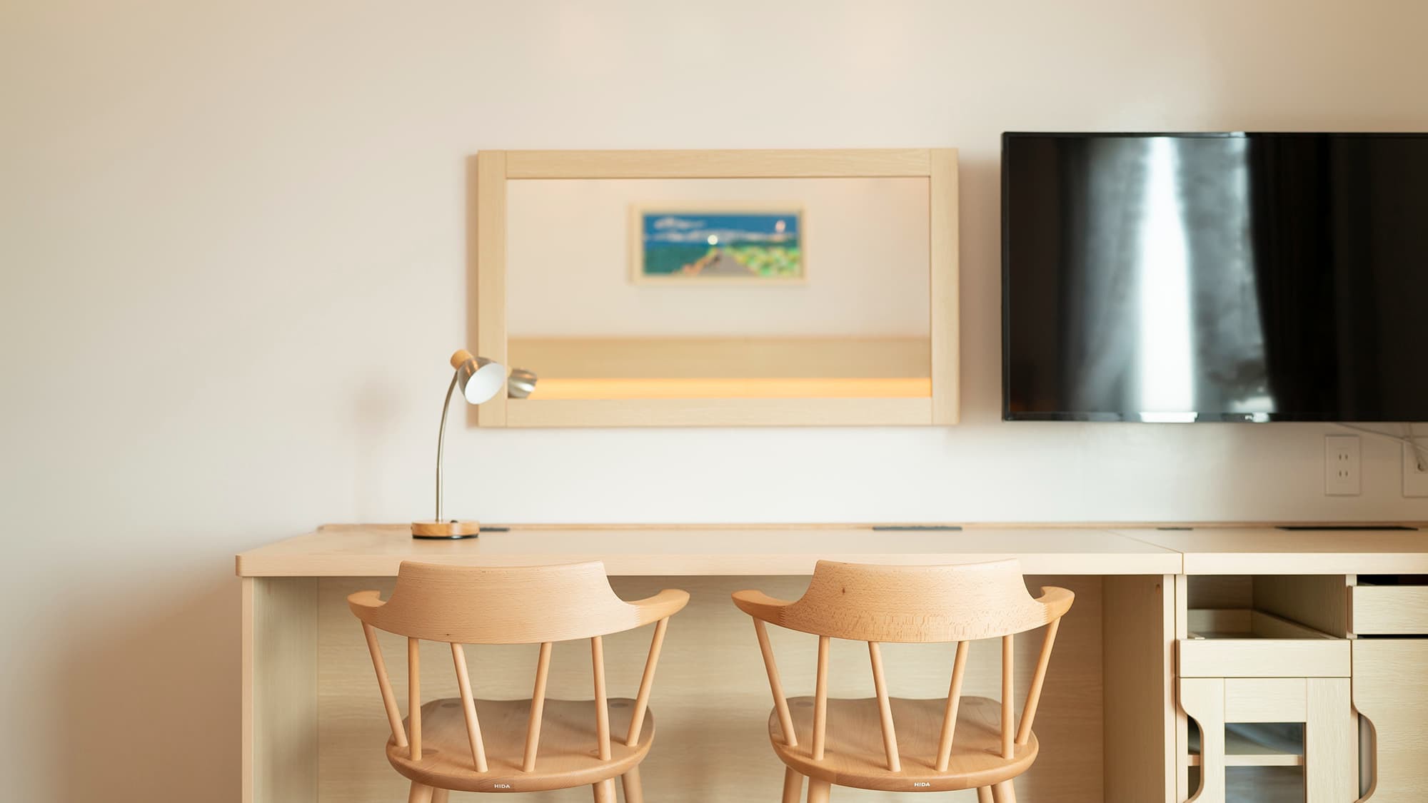 客室(ライティングデスク・TV)