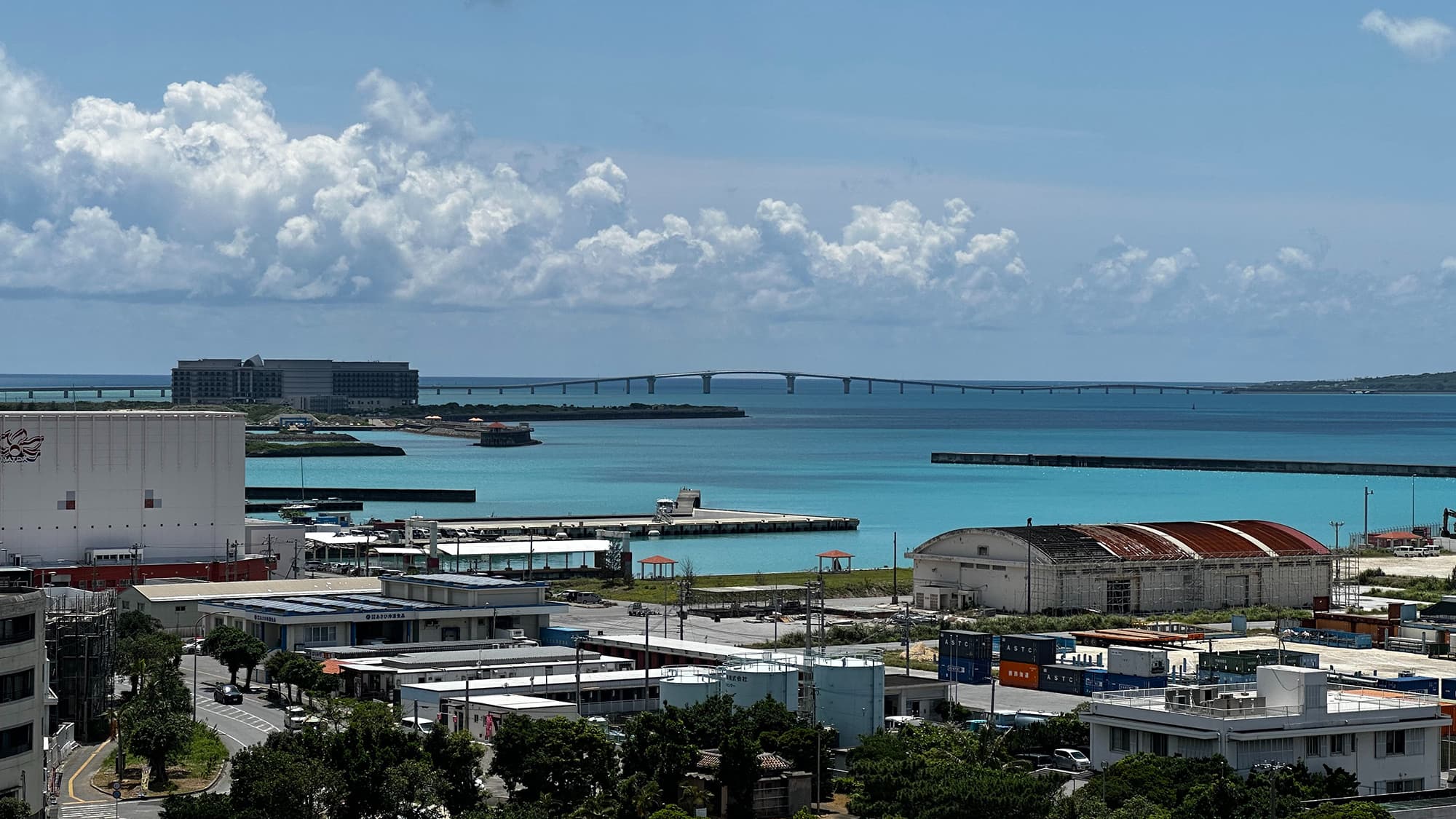 伊良部大橋と海