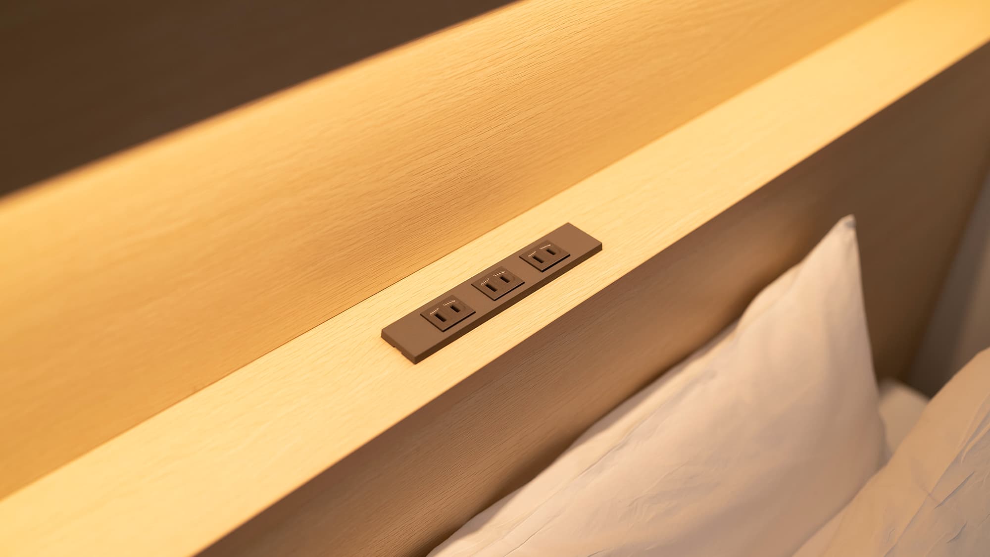 ベッドヘッドに6口のコンセント