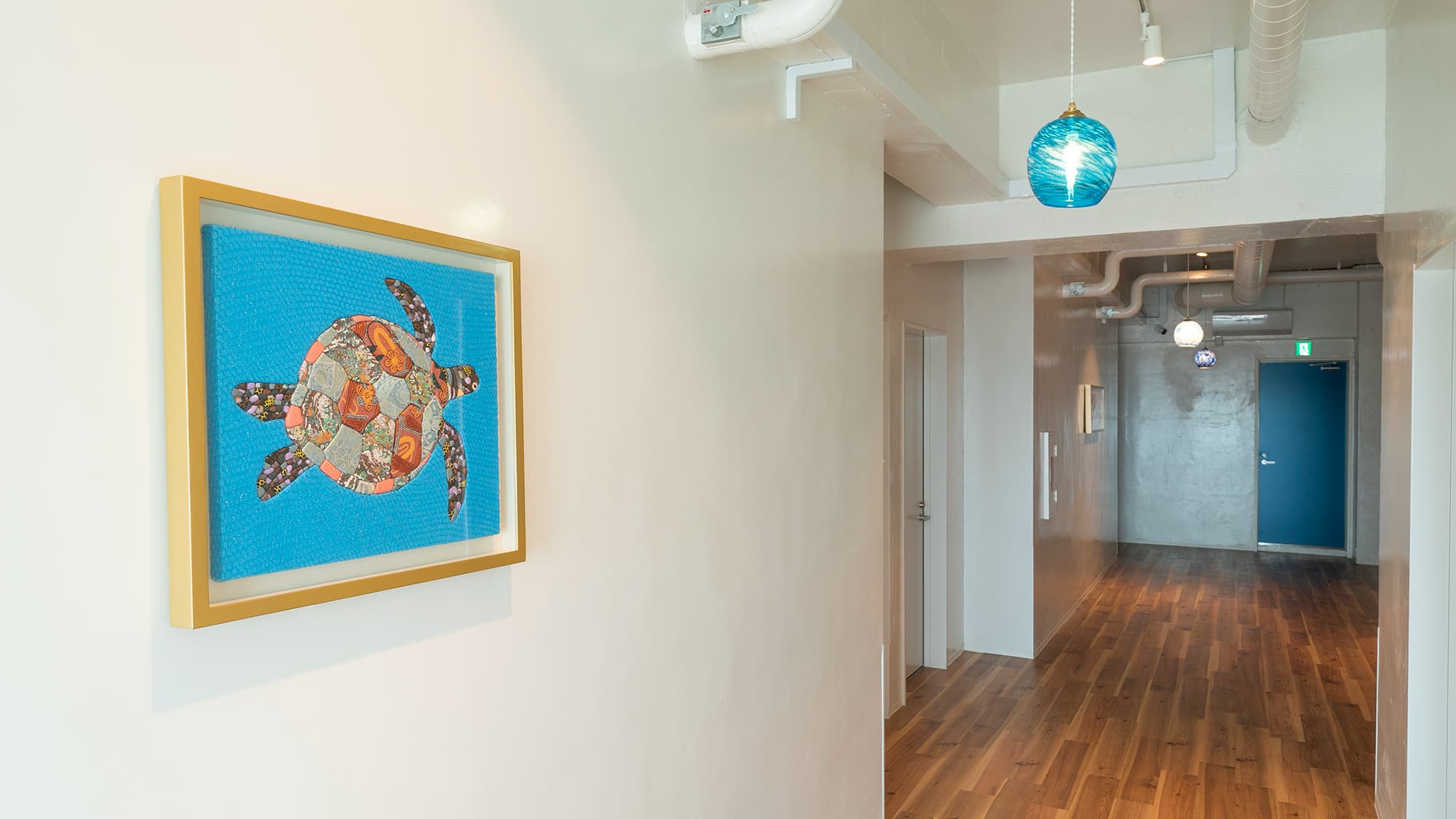 館内や客室の木目込みアート