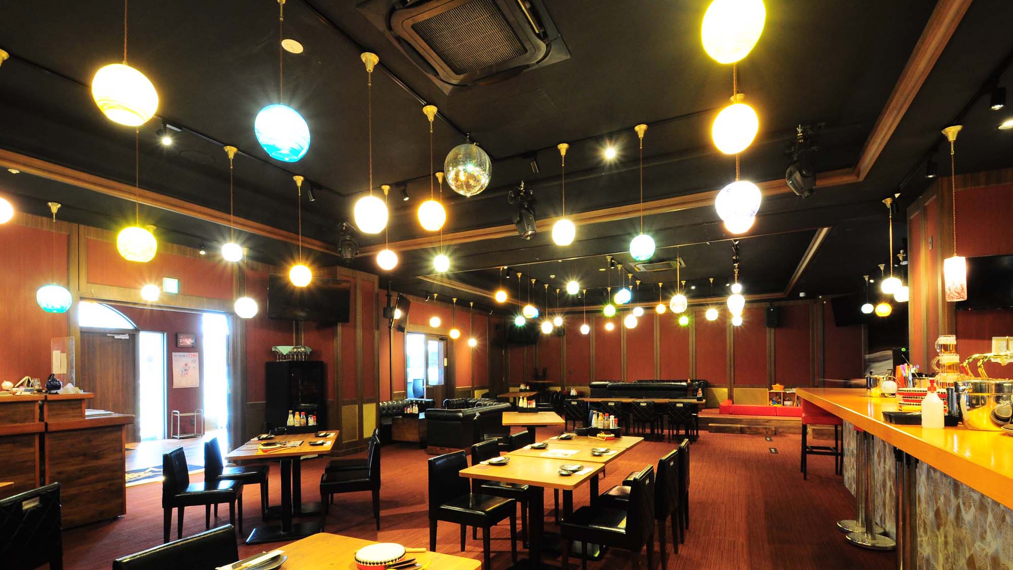 【2F飲食店】琉球ガラスのランプの下で、宮古島産の食材と酒をお楽しみいただけます