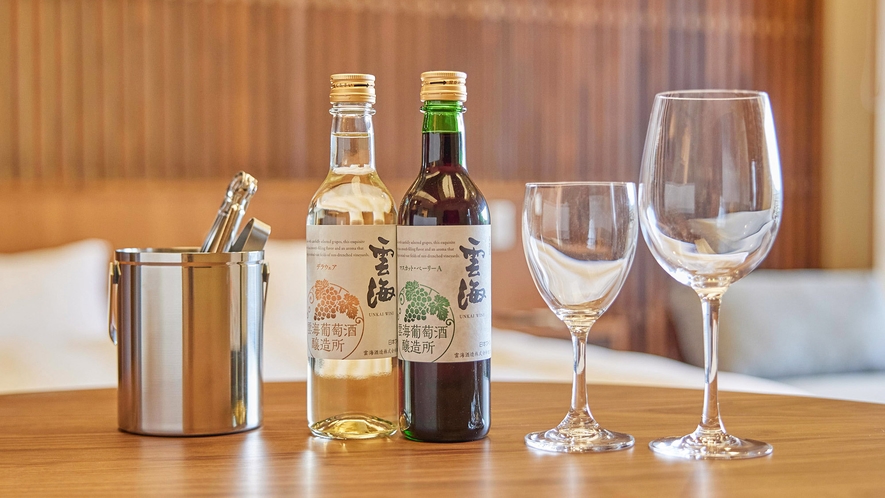 ・【貴賓室お飲み物（一例）】地元食材を使った料理には、ぜひ宮崎県産のワインでお楽しみください