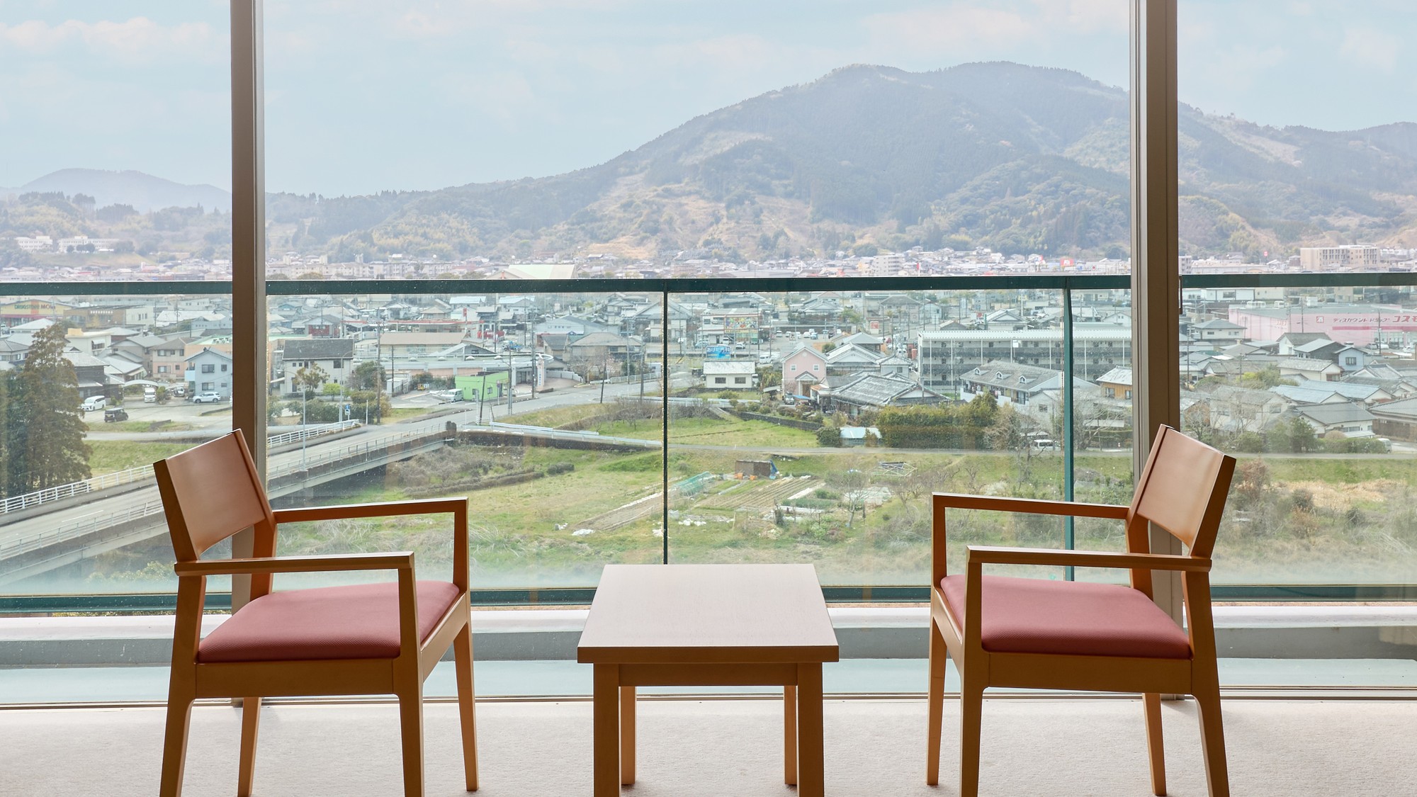 ・【和室8畳】窓からは酒谷川や山々を望むことができます