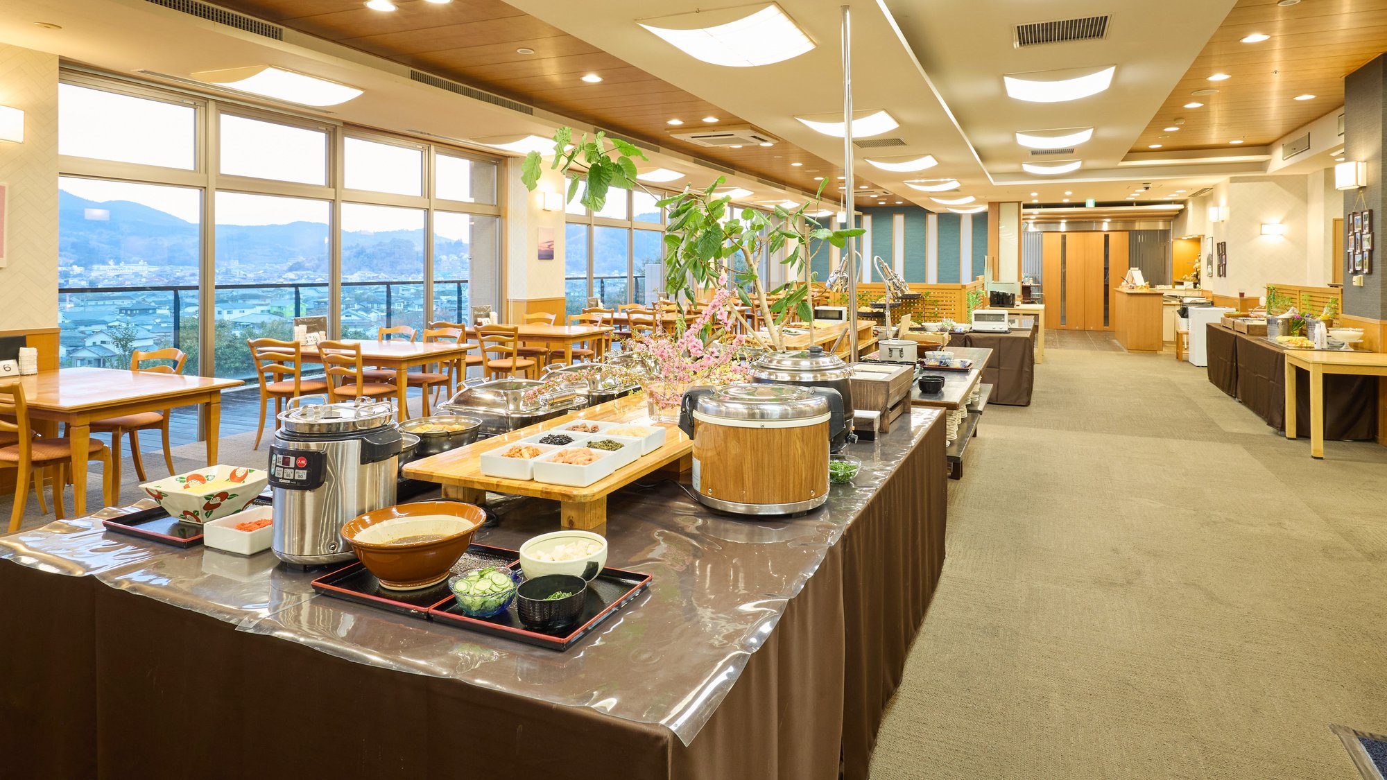 ・【お食事会場】お食事とともに大きな窓から眺望もゆったり楽しめます