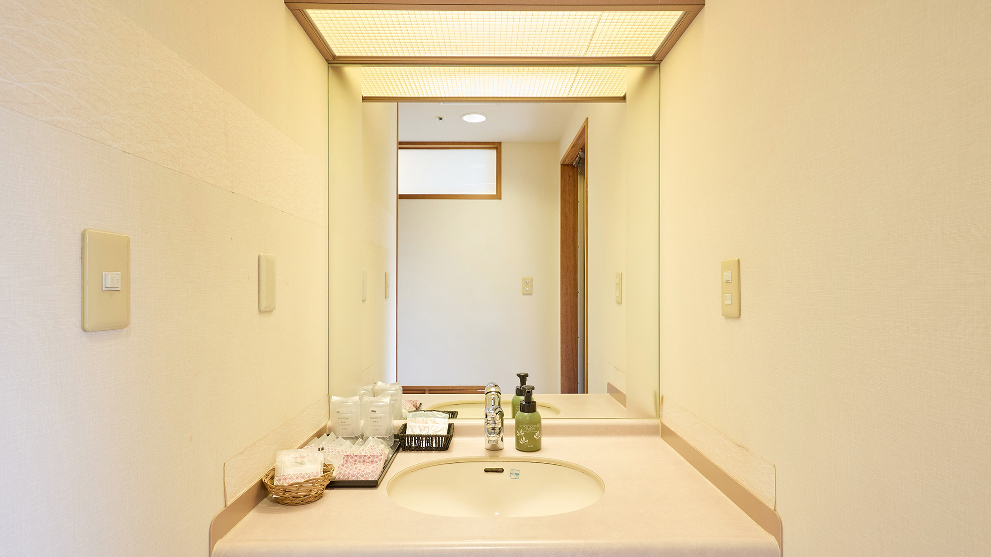 ・【和室10畳】トイレと洗面台付きで、快適にお過ごしいただけます
