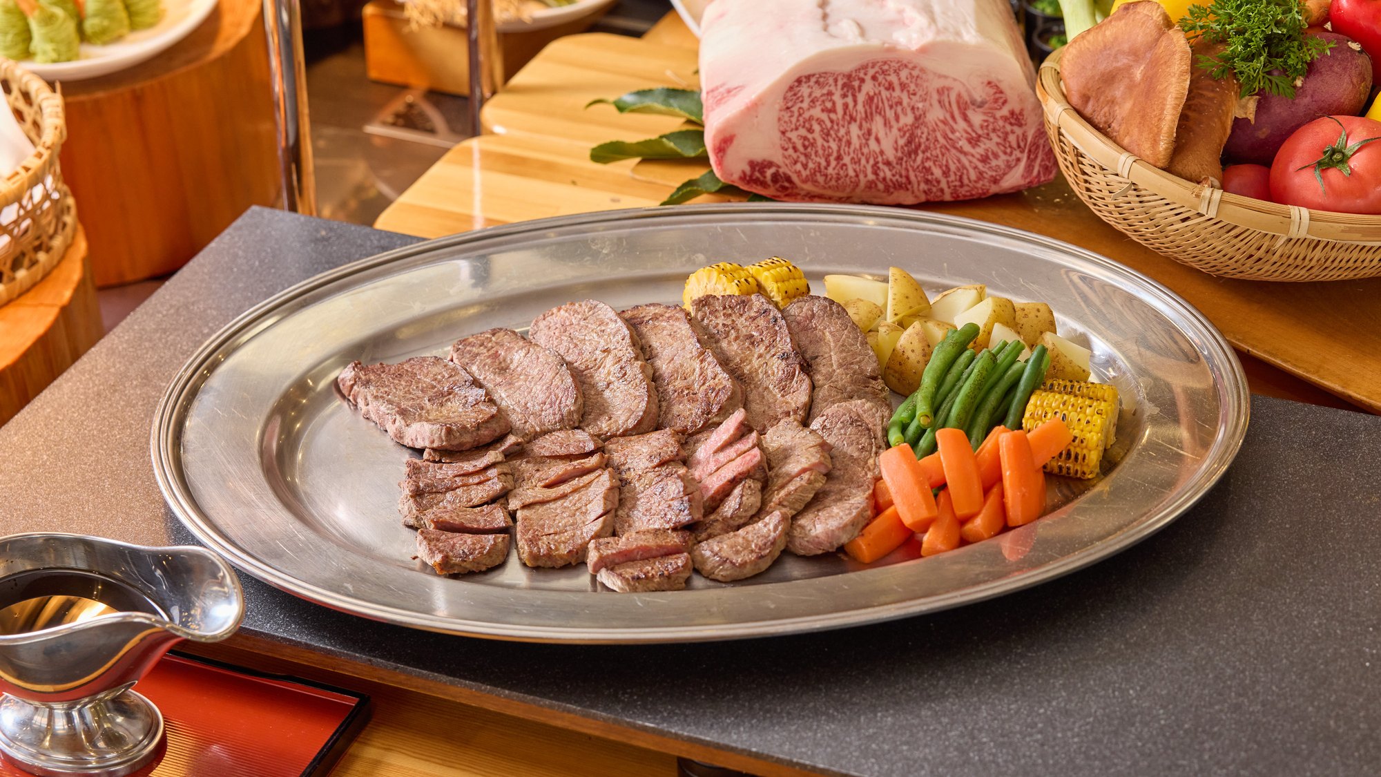 ・【夕食バイキング　イメージ】夕食バイキングでも宮崎牛をご堪能いただけます