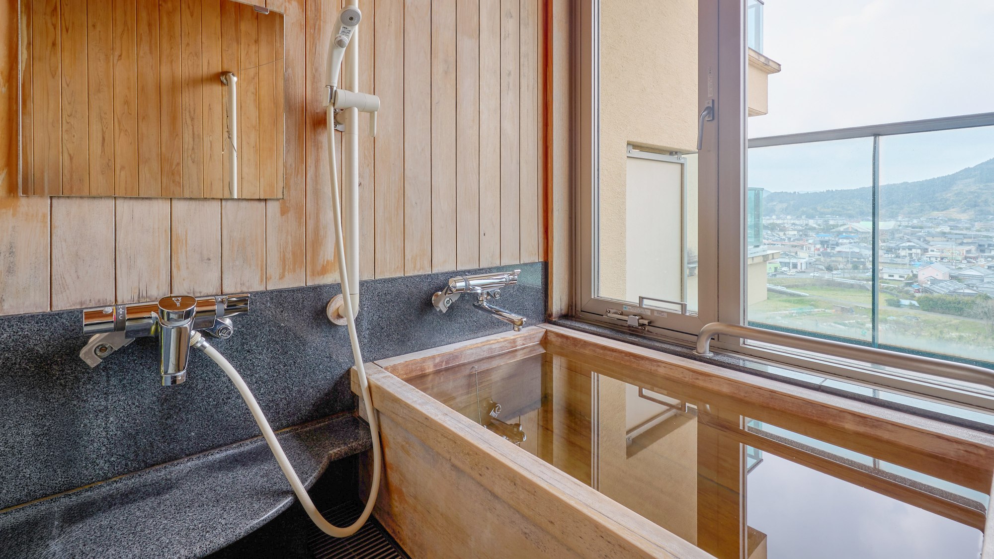 ・【和室10畳】檜風呂付きのお部屋です。眺望と湯あみをお楽しみください