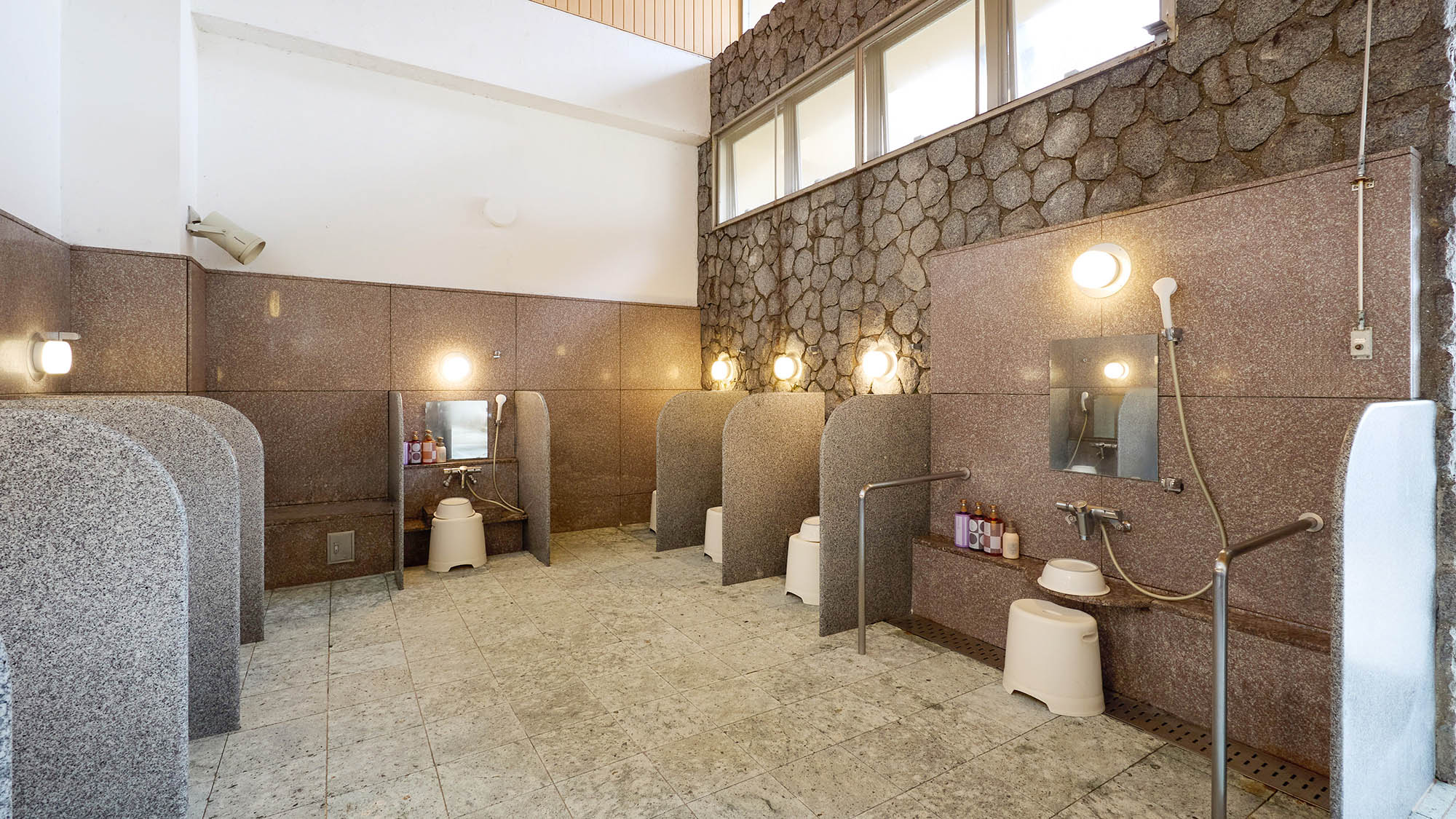 ・【大浴場】広々とした洗い場で、ゆったりご利用いただけます