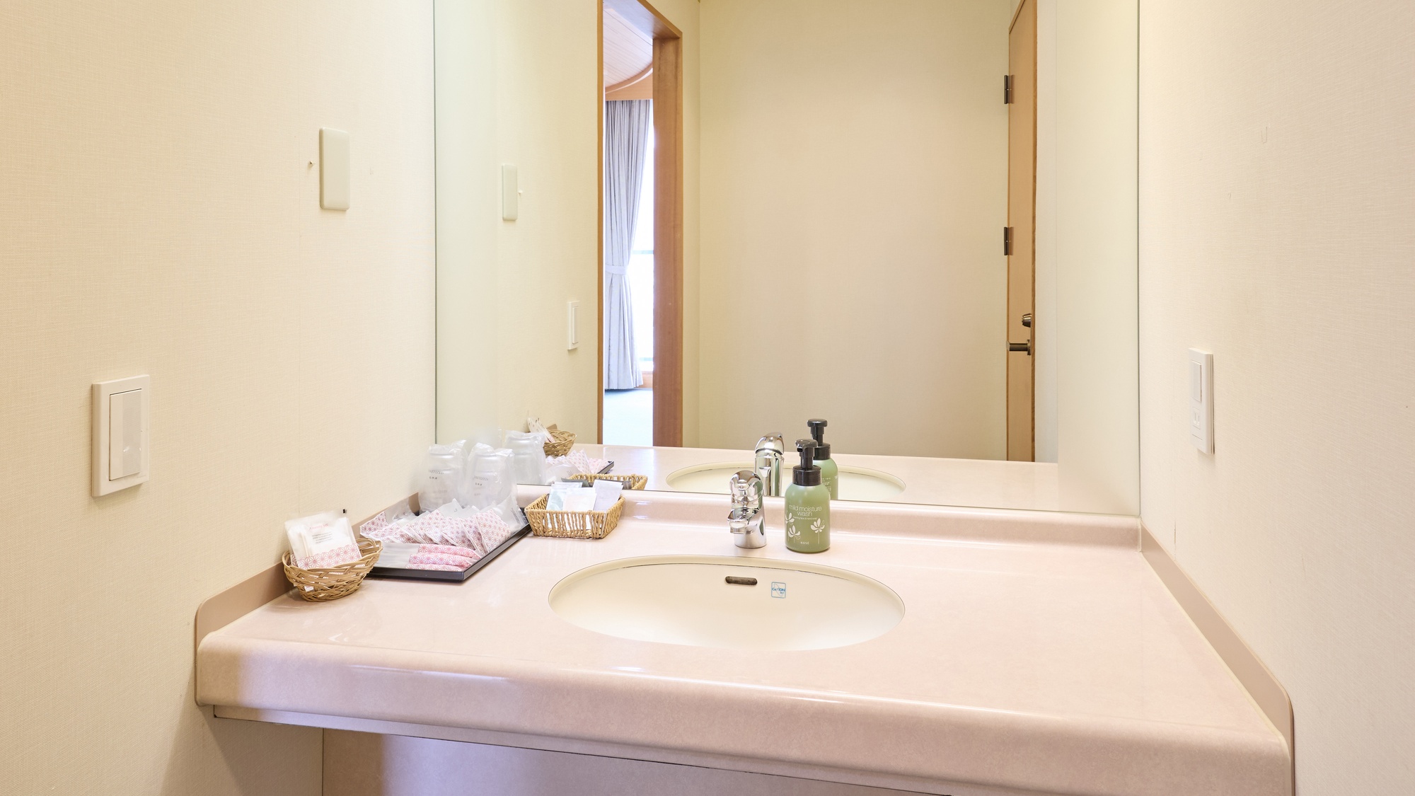 ・【和洋室4.5畳・6畳】トイレと洗面台付きで、滞在中も安心です
