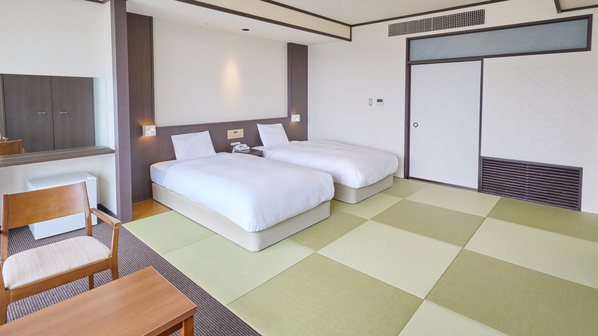 ・【和室ツイン】和室にシングルベッドを2台設置。伸び伸びとお過ごしいただけます