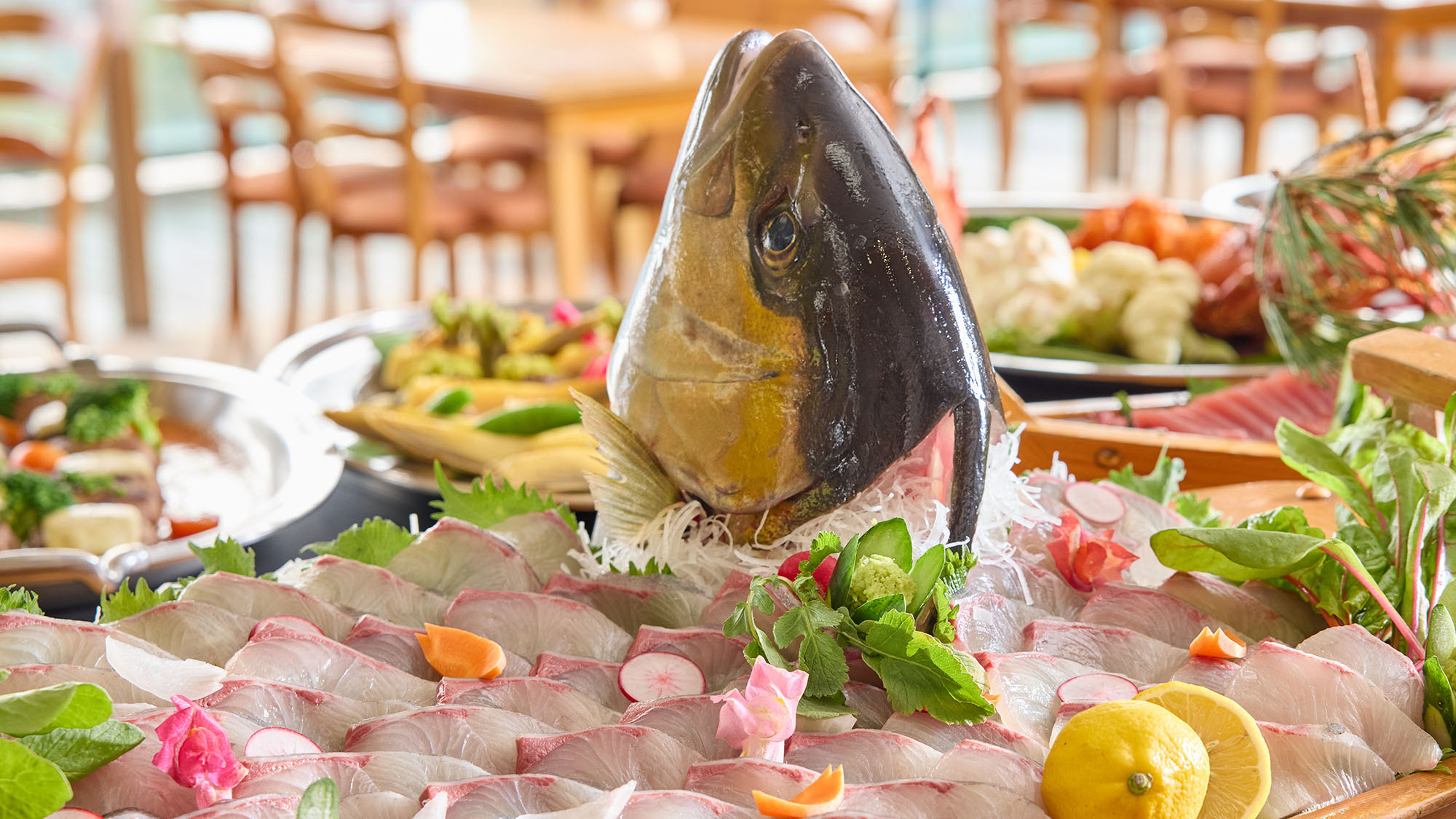 ・【夕食バイキング　イメージ】各種船盛りなど、海の幸が充実しています
