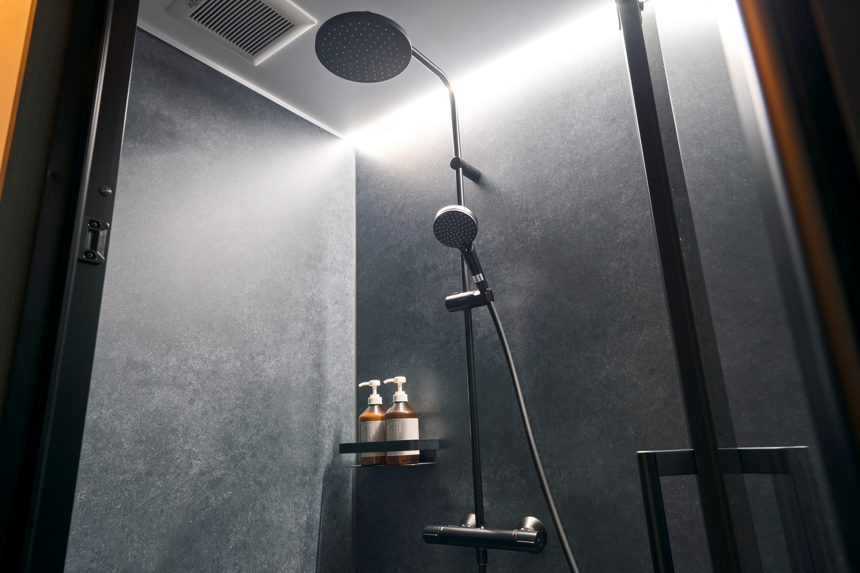 別館2F寝室：シャワー