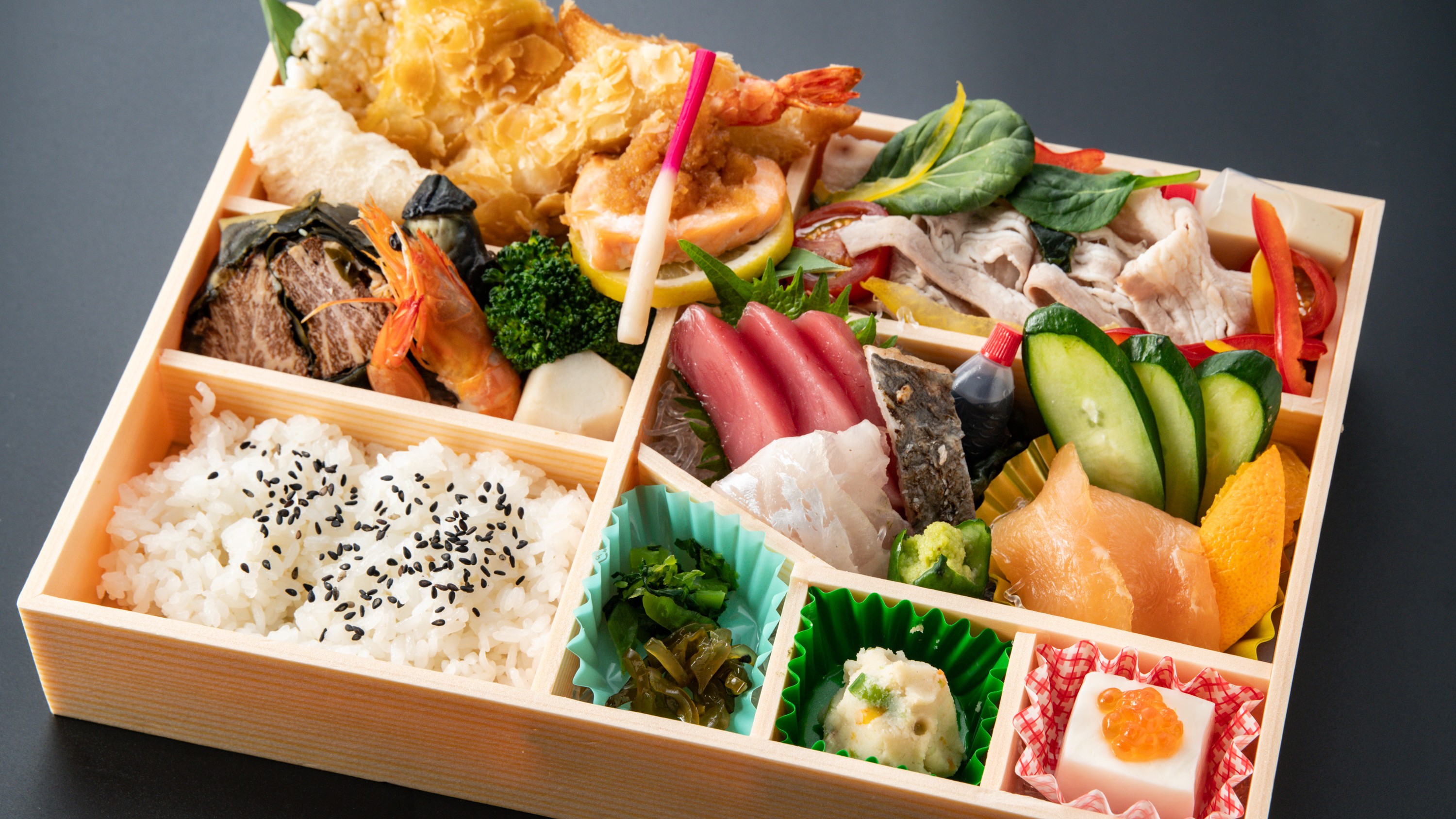 夕食として楽しめる、In Room Dining（部屋食）でも楽しめる『仕出懐石折詰』(一例)