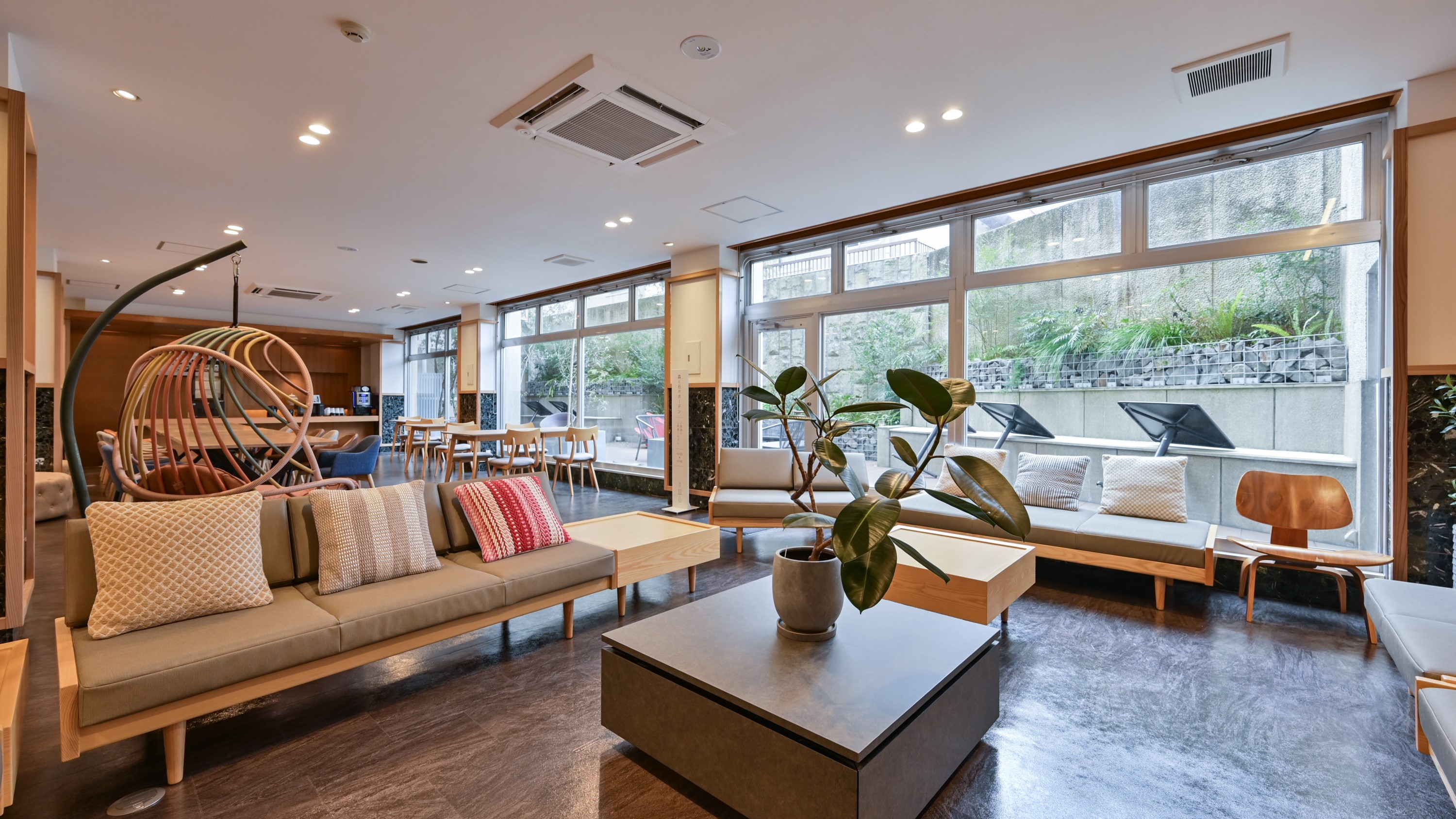 『フリーダイニング＆ロビー』友人同士の語らい場所、食事処、ワークスペース、珈琲無料♪