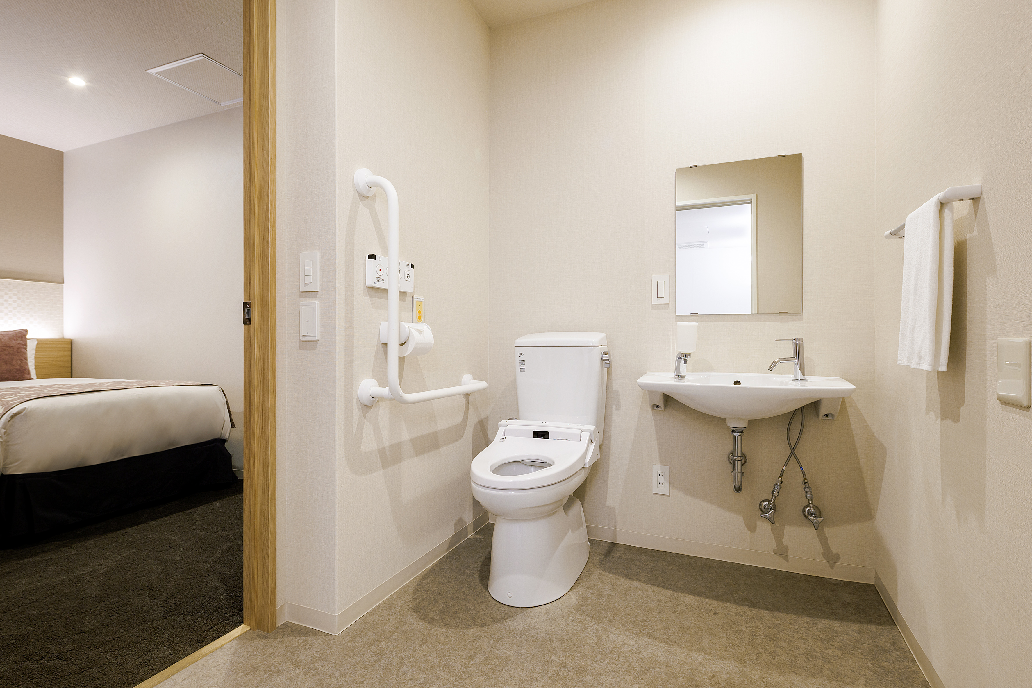 ユニバーサルルーム　トイレ
