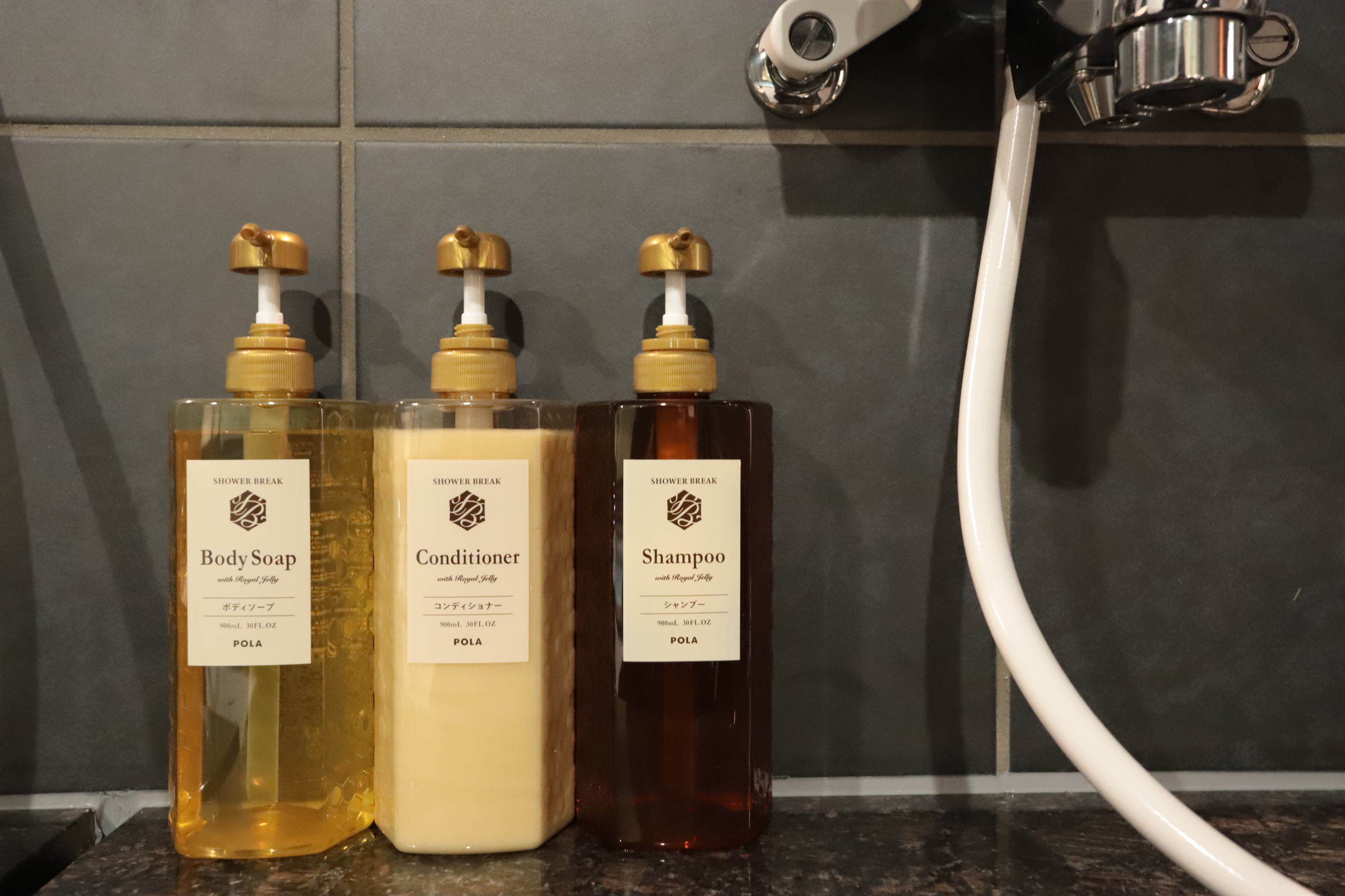 【男女入替制】洗い場にはPOLAのシャンプー類をご用意しております。