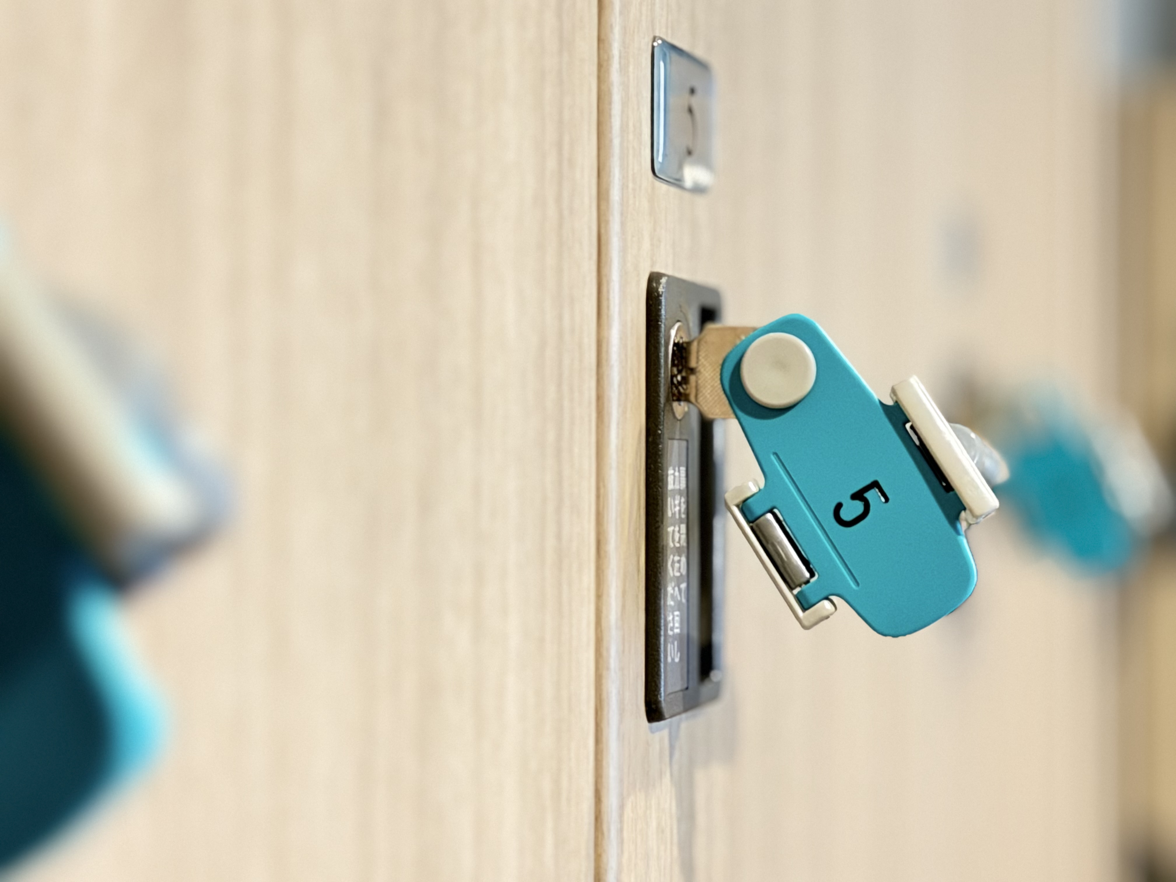 【男女入替制】脱衣場には安心の鍵付きロッカーを完備しております。