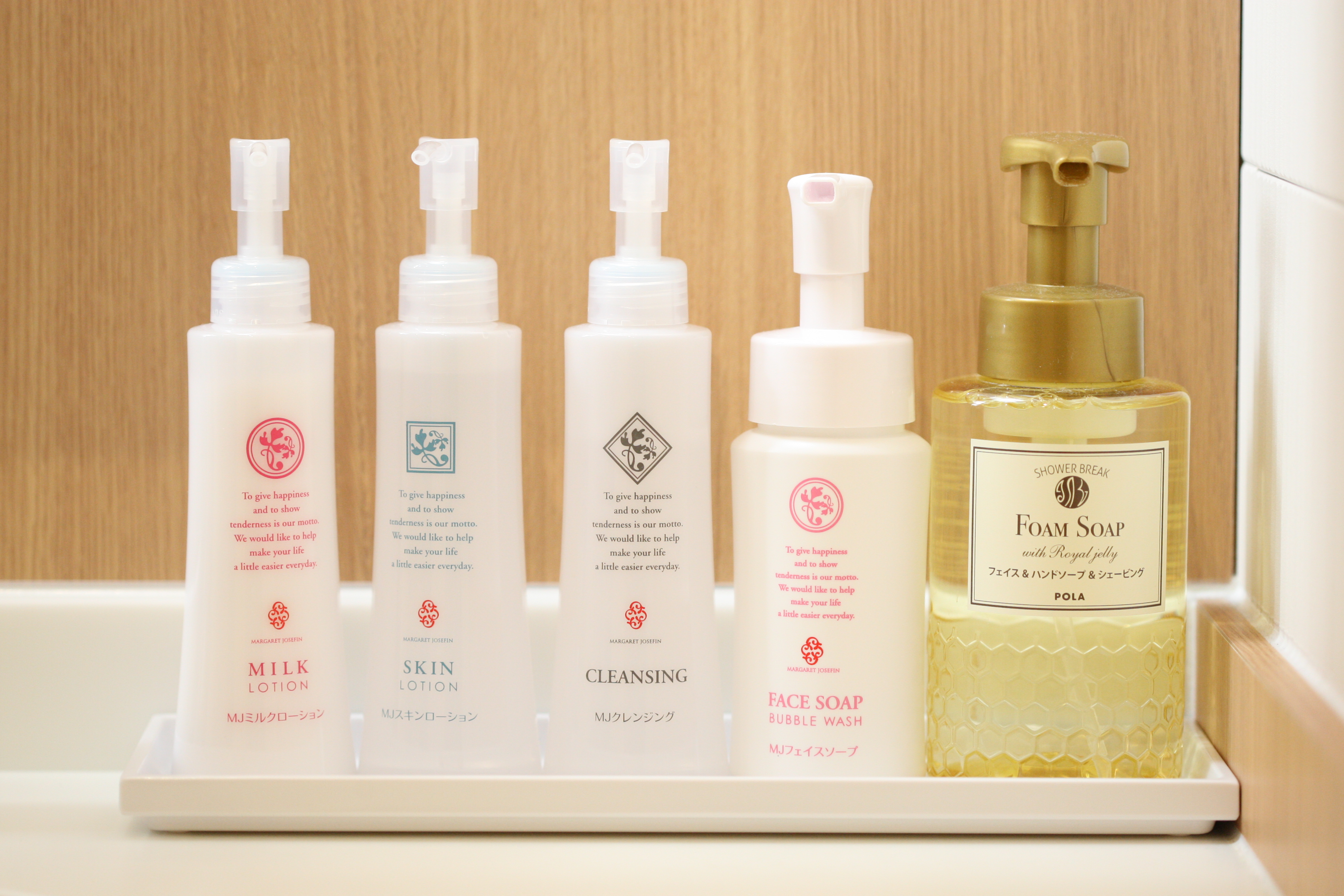 【男女入替制】脱衣場洗面台に化粧水等スキンケア用品ご用意しております。