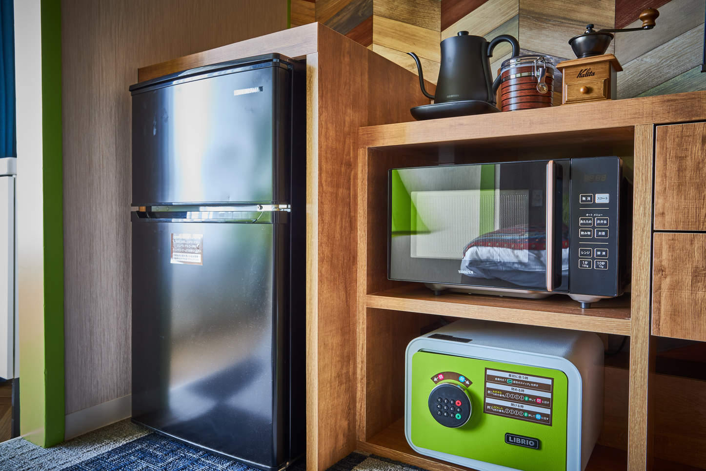 【客室設備】冷蔵庫・電子レンジ・金庫やコーヒーセットも完備しております。