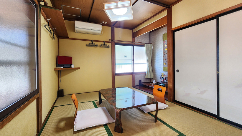 #和室6畳　改装した客室　大きな窓から差し込む優しい陽光がお部屋を照らします。